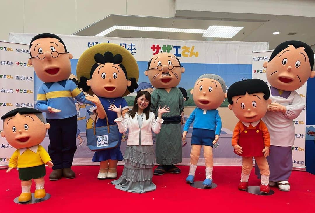 渡邊渚さんのインスタグラム写真 - (渡邊渚Instagram)「海と日本プロジェクト×サザエさんのコラボイベントで、MCを担当しました😊 春の会見以来、久しぶりに会えたサザエさん。 今回はなんと一家大集合！ 勢揃いで賑やかなステージになりました😊  衣装は海をイメージした色と、波っぽさを表したスカートに。  #サザエさん」10月3日 19時07分 - watanabenagisa_