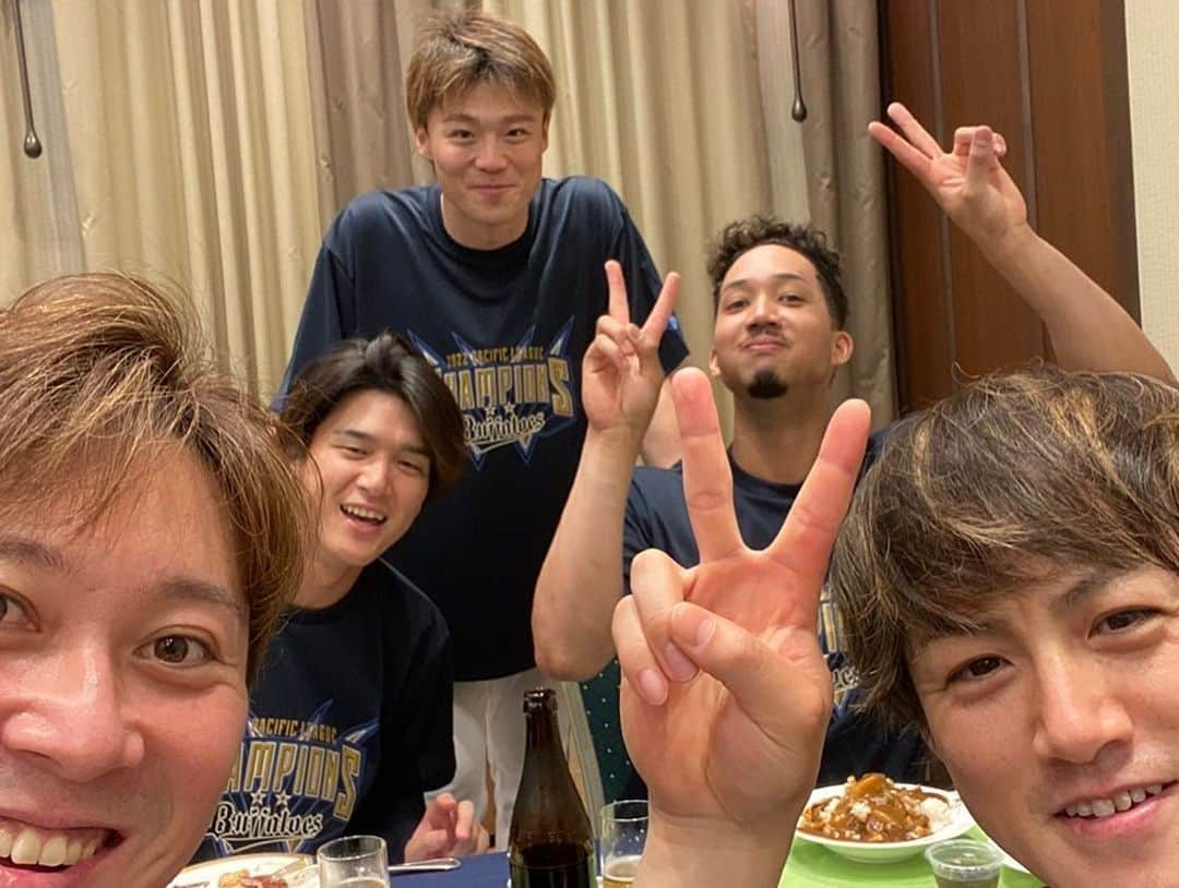 宗佑磨さんのインスタグラム写真 - (宗佑磨Instagram)「リーグ連覇⚡️⚡️  CS、日本シリーズも 勝ち抜きます！  #オリックスバファローズ #優勝 #感謝」10月3日 19時18分 - orix_6_official