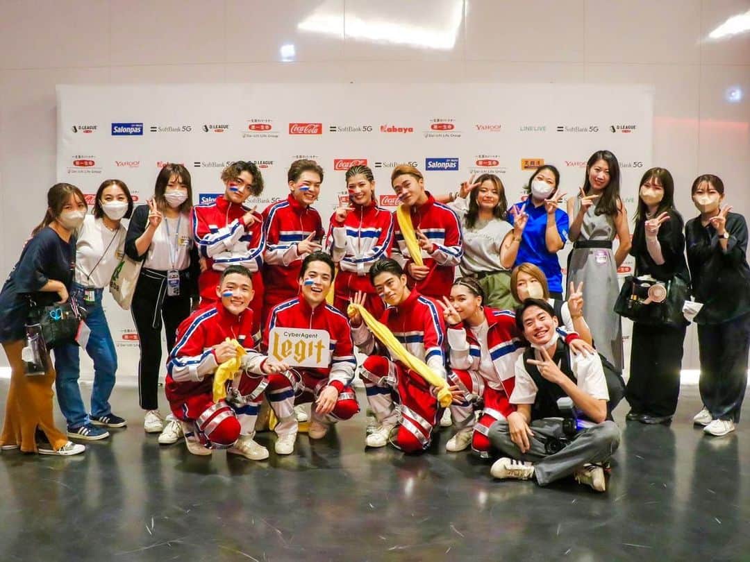 FISHBOYのインスタグラム：「【D.LEAGUE22-23 開幕戦】後記  今回の作品名は”IMAVARI TOWELS”でした。  前シーズンにメンバーの1ch,ena,takumiがふざけて 10年後、リーグが続いていたらというテーマの元、参戦しているチームの名前を予想して”瀬戸内ラングラーズ！”とか言っていたのを見ていて  "なんて面白い発想なんだ！"と感心して想像が始まりました。  「タオルの無限の可能性を信じて、追求して、普及するためにリーグに参戦してきた”イマヴァリタオルズ”。」  ちょうど対戦相手が新チームとの戦いだったのでこの作品で臨みました。（本番映像はプロフィールのリンクから！） 結果は勝つことができました！嬉しいです！  この作品を皆にプレゼンしたときに、皆笑って ”やばい。それやりましょう！” と言ってくれました。本当に嬉しかった。  振付も手伝ってくれて、練習は終始、緊張と緩和が保たれていました。話し合う時間も確保できていて、今、Legitはとても良い状態といえます。  ここから何が起こるかわからないですし、進化を求めて挑むことで疲弊するかもしれない。 ここから状態が悪化するかもしれない。 でも、その度にお互いの気持ちを打ち明けあって、理解していって最善の道を模索し続けます。  今回の対戦相手の ヴァリュエンスインフィニティーズ のチームコンセプトが”軸をぶらさない”でした。 本番に彼らのパフォーマンスを見たときに、それまで対抗意識で態度やコメントもバトルモードだったのが 素直に”なんて素敵なんだ”と思いました。ダンスって素晴らしい。HIPHOPって格好いい。  それでは私たちCyberAgent Legitの軸とはなんなんだろう。と考えました。 見ている人たちに楽しんでもらいたい！という軸もありますが、もっと根本に軸を立てるとすれば… それはきっと『ダンスを好きで居続ける』ということなんだろうなと最近の練習を振り返ることで辿り着きました。  どんな状況でも、ダンスにリスペクト。ダンスの可能性を信じること。ダンスの素晴らしさをもっと知ってもらいたい。 ダンスの練習が楽しい。ダンスの仕事が楽しい。踊っている時間が愛おしい。 この状態を保ったり作っていくことが私たちの軸なんだと。  ヴァリュエンスとの対戦を経たからこそこの学びがありました。本当にありがとうございました！！！  これからもCyberAgent Legitを応援していただけたら幸いです。期待を超えて行きます！よろしくお願いいたします！  @cyberagentlegit  @valuence_infinities  @dleague_official  #dleague」