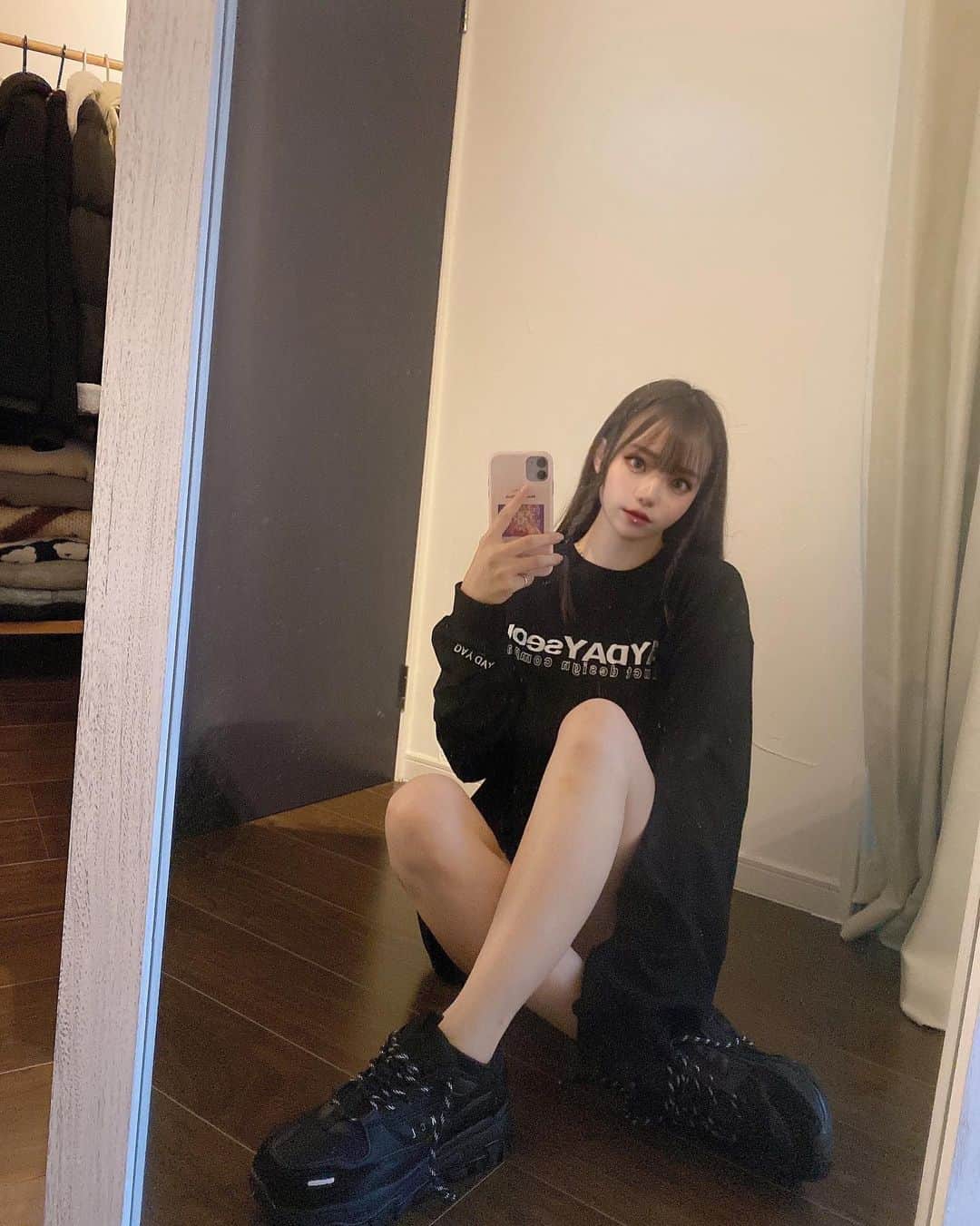 LILIKAのインスタグラム：「おNewのスニーカー👟💭🖤 @akiiiclassic_japan_official  ・ ・ あんまり持ってない黒にした^-^ 厚底で盛れるしどの系統でもいけるからお気に入り〜♩¨̮」