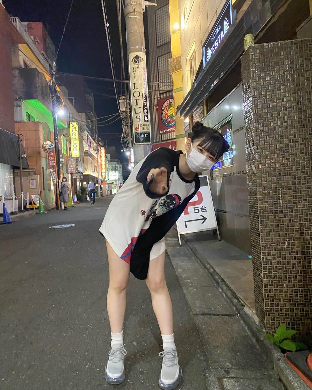 狐波ろんのインスタグラム：「ふぉとばいてゃむりん ライブ前に撮りにいったんだけどてゃむと写真撮り合うの2人ともはしゃぎすぎてておもろいタイムを過ごせるのでおおきならぶ  2枚目はそんなはしゃぎタイムに撮影されたやつ、おきにいりでぐっど  #アイドル #地下アイドル #雰囲気好きな人いいね #くまさん #ノーマルカメラ #前髪ぱっつん #selfie #셀카 #셀피 #오오티디」