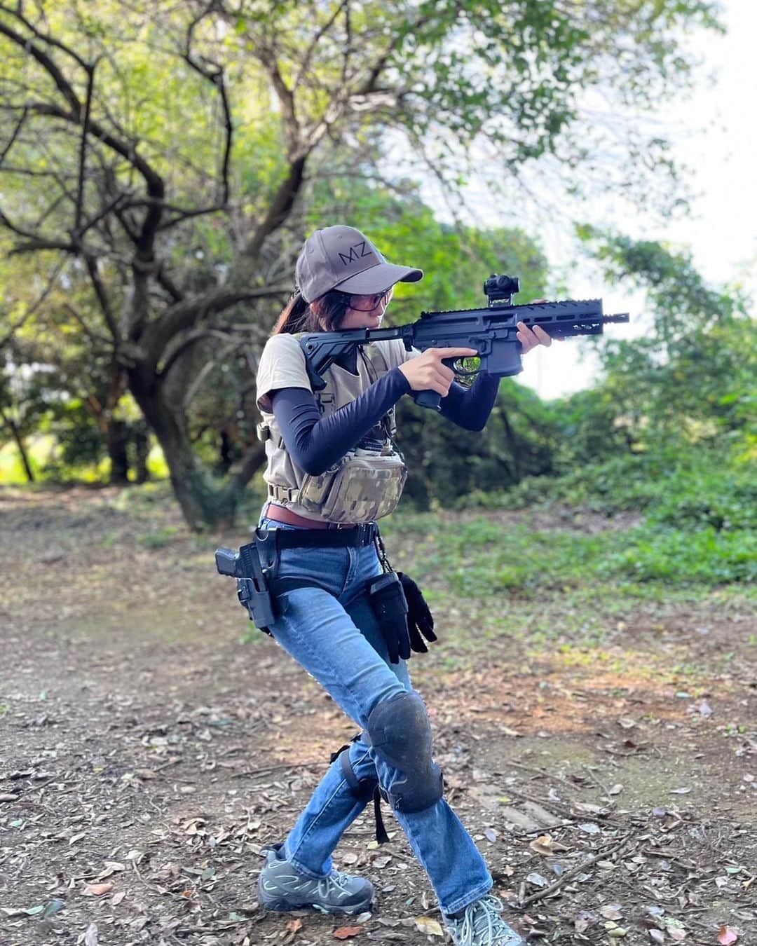 三浦孔美のインスタグラム：「@フォレストユニオン ⁡ SIG MPX初稼働🔫✨ 軽めだし短いし動きやすい！！ 取り回し楽ちんだから走れる🤩笑 箱出しでもちゃんと飛距離あるし、 特にいじらなくても、良い感じで使えた☺️ 嬉しい。新しい銃嬉しい☺️ ⁡ ハンドガード外すピンが固かったけど ピンポンチで上手くはずせた！ よかった！😂 ⁡ 動き方の練習とかしたけど、なかなか難しいw 筋肉要るね、筋肉💪 上手くできなくて締まりのない顔である🫠 ⁡ #サバゲー #サバゲーマー #サバイバルゲーム #サバゲー女子 #ミリタリー #military #US #女優 #秋田 #モデル #MC #japanesegirl #GATORZ #MAYOZONES #マヨゾネス #MZMS #東京サバゲパーク #サバゲー装備 #東京マルイ #サバゲーフィールド #GLOCK19 #SIGAIR #MPX #LAYLAX #airsoft #airsoftjapan #airsoftgun #サバゲーしたい #サバゲーマーさんと繋がりたい #写真好きな人と繋がりたい」