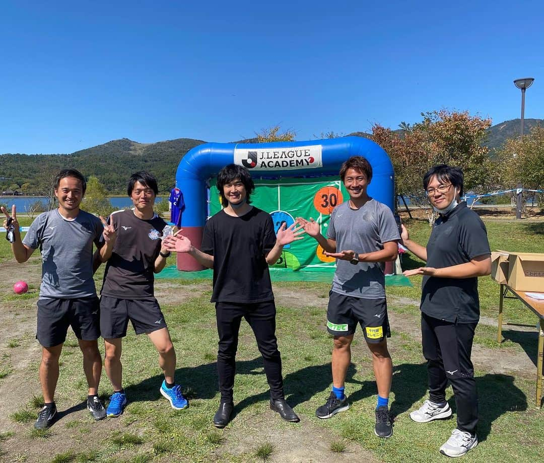 橋爪勇樹さんのインスタグラム写真 - (橋爪勇樹Instagram)「小さい頃から週末はサッカーだったからLiveとかフェスとか行ったことなかったけど、こりゃ〜めちゃくちゃ楽しいわ✨✨ 仕事で行ったが少しでも見れて良かった🥳 帰ったあとも余韻に浸りながら過ごしています。 藤巻さんも気さくで凄く良い人だし、キックターゲットもしっかり最高点の50点射抜くし、俺よりキック上手かった笑 是非またヴァンフォーレ甲府にも来てください！  #mtfujimaki  #藤巻亮太 #ventforetkofu」10月3日 20時10分 - 84tsume