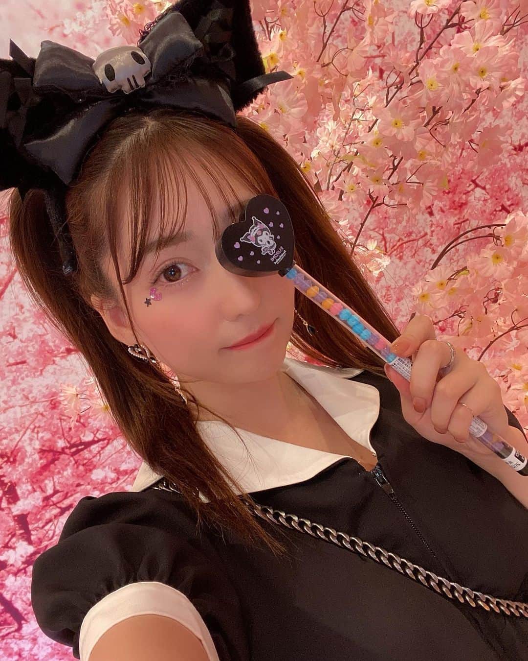 堀尾実咲のインスタグラム：「姉ちゃんに買ってもらった クロミちゃんの棒🦇🖤  棒...www  かわちぃ😍😍😍  #sanrio #sanriopuroland #sanriojapan #kuromi #halloween #halloweencostume #サンリオ #サンリオピューロランド #サンリオコーデ #サンリオカチューシャ #クロミコーデ #クロミ #クロミちゃん #地雷 #地雷系女子 #地雷コーデ #ツインテール #ハロウィン #ハロウィンコスプレ」
