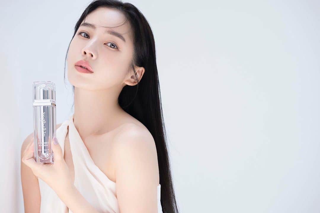 megbabyのインスタグラム：「MEGOOD BEAUTYが3周年を迎えました🎂✨  多くの方々に支えられ、3周年という記念すべき日を無事に迎える事が出来たことに大変感謝しております✨  ひとりではこの日は迎えられませんでした。 MEGOODに関わるすべての方に生かされているということを改めて感じています。 感謝しても感謝しきれません。 心からありがとうございます😭  この1年は人生の大きな選択をしなければならない出来事もあり、悩む日々もありました。 それでも立ち止まる事のできない毎日も家族や友人、MEGOODスタッフの支えもあり平穏な日々を徐々に取り戻すことができました。 そして、 どんな時も寄り添って 光の見えない時 前向きにさせてくれたのも 私を一番元気100倍にしてくれたのもMEGOODを愛してくれるみんなでした。  MEGOODの商品を使ってこんな効果があったよ！容器見てるだけで気分が上がる！お気に入りだから友達におすすめしたよ！ そんな日々の報告を見ていると、 いい商品をさらに開発したいというパワーがどんどん湧いてくるんです🤯❤️‍🔥  大切な息子にも 大切なMEGOODの仲間たちにも 恥ずかしくないかっこいい生き様を みせれるように 愛の恩返し #人生コスメ　 作りに努めて参りますので これからも ついて来てくれるかな？  これまで以上にお返しできるように 喜んでもらえるように愛には愛で返しますよ❤️  今年も10月3日17時よりスペシャルイベントをご用意してます🫶💕 シークレットセット、BIGマグトナセット、史上最大のバースデーセール、そしてサプライズもあるかも🫢 盛りだくさんなので、眠る暇なしの3日間です🎉🪩🪅  一緒に盛り上がりましょう🔥  HappyBirthday @megood__beauty 😘  -------------------------- 🎂MEGOOD BEAUTY 3rd BIRTHDAY🎂 ＼10月3日(月)17:00～10月5日(水)23:59／  【✨SPECIAL EVENT①✨】 MEGOOD BEAUTIES[定期購入者]限定シークレットイベント😘✨ BEAUTIESしか購入できない特別セットをご用意🤍  --------------------------  【✨SPECIAL EVENT②✨】 待望のビッグサイズ❗️  [BIG SIZE]MUGWORT PURE TONERが限定生産で再登場👏🌈 おまとめ買いでお得な数量限定特別SETも発売😍  --------------------------  【✨SPECIAL EVENT③✨】 『🎂MEGOOD BEAUTY 3rd BIRTHDAY SALE🎂』 MEGOOD史上最大❗️[💥最大50％OFF💥]のスペシャルセール＆クーポンイベント開催❤️‍🔥  --------------------------  イベント詳細は @megood__beauty の過去投稿やインライをチェックしてくださいね🍒✅  #MEGOODBEAUTY  #また熱くなってしまって長文🤯 #言葉ではなく行動で #伝えれ❤️‍🔥」