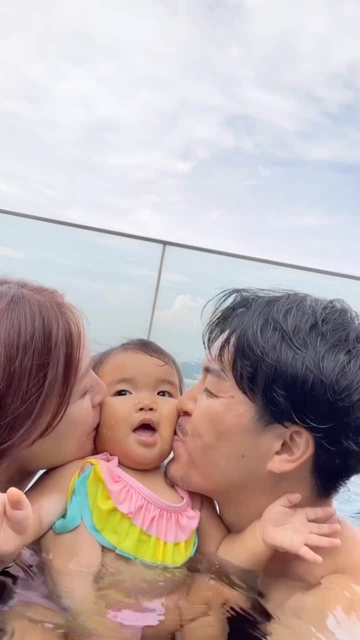 HISANAのインスタグラム：「赤ちゃん連れに優しいシンガポールのホテル👶🏻🇸🇬 今回のシンガポールステイは前半4泊パンパシフィック、後半3泊はW hotelでした☺️  パンパシフィック サービス スイート ビーチロードvlog🏝 キッチン、洗濯機付いていて、さらに洗剤、スポンジまで✨ 使ってないけど、オーブンや炊飯器もありました🍚 長期滞在や子連れにはありがたいね☺️ 赤ちゃんがいると洗い物たくさんだから毎日お洗濯できるのすごく嬉しかった〜🥰  朝食ビュッフェの会場では毎朝スタッフさんや他の宿泊者の方たちみんな、すずちゃんかまってくれて、すごく嬉しそうなすずちゃんでした👶🏻💓 離乳食も温めてくれたり、ビュッフェにあったバナナをあげれてよかったです🍌💓  インフィニティプールは赤ちゃんNGが多いシンガポールですが、こちらはおむつのとれてない赤ちゃんも大丈夫でした🙆‍♀️ 赤ちゃんたくさん来てた👶🏻💓  目の前がアラブストリートで毎日モスク眺めたり楽しかったな〜🕌  寝室でお部屋が別れてるから、自分の部屋で1人で寝るのに慣れてるすずちゃんもゆっくり朝寝やお昼寝できるところもよかったです😴💓  次はF1の時に来たい🥰🏁  #生後9ヶ月#赤ちゃんのいる暮らし#赤ちゃん連れ旅行#シンガポール#シンガポール旅行#旅育#令和3年ベビー#女の子ベビー#チャイルドコーチングアドバイザー#東京ママ#東京ママと繋がりたい」