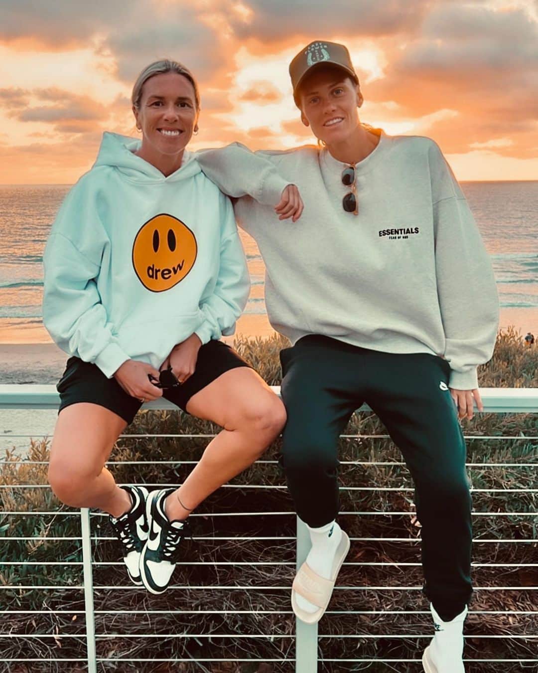 エミリー・バン エグモンドのインスタグラム：「Sunsets in SoCal ☀️🌊😆」