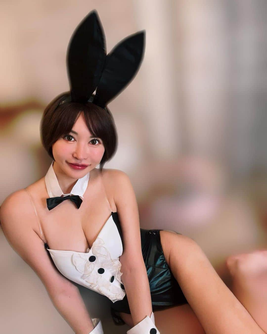 里美ゆりあのインスタグラム：「YouTubeとファンティアの撮り直しでまたまたバニーちゃん🐰 網タイツ履いてないのも悪くない😁  #YouTube #ファンティア #里美ゆりあ」