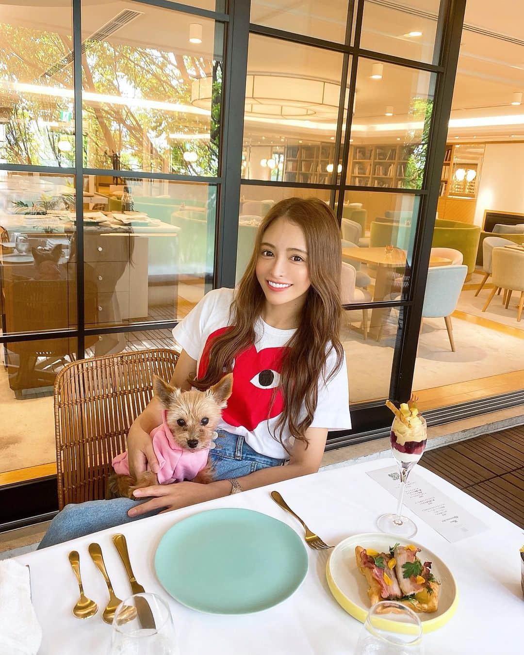 のインスタグラム：「すきな人との写真です🫶  #love #dog #yorkie #りぼん #愛犬 #dogcafe #ヨーキー #ヨークシャーテリア」