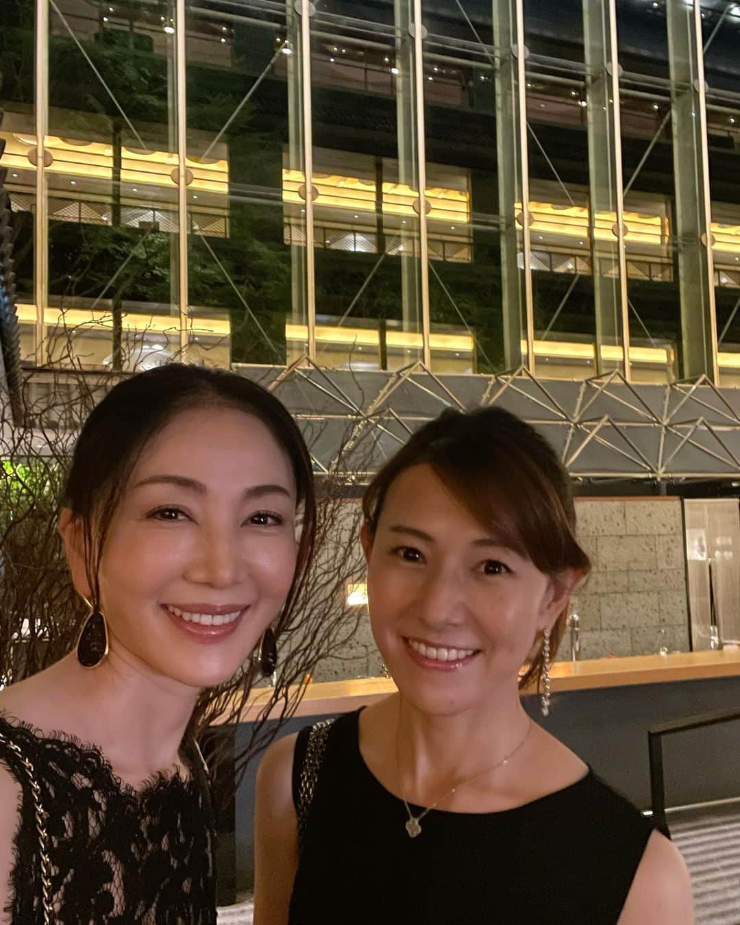 坂村かおるのインスタグラム：「・ 久しぶりにお友達の朝子ちゃんにお逢い出来ました💕 ・ 共通のお友達のお誕生日パーティーへ出席する為、少し前に待ち合わせして、雅叙園のカフェで楽しいお喋り💕☺️☺️ ・ 朝子ちゃんとは、初めてお逢いして、もう10年以上‥ ・ 中々お逢いする事は出来ないけど、いつも逢いたいと思うお友達💕  朝子ちゃんの優しい物腰、相手を思い遣る言葉使い、そして天使の様な笑顔、透明感のある美しさ、そんな朝子ちゃんに癒されてしまいました。 ・ ・ 少しドレスアップして、パーティーへ行く様子です👗 ・ ・  いつも「いいね！」を頂きありがとうございます。 皆さんのコメントに元気を貰っています😊  #クィーンオブ美魔女 #team美魔女 #美ST #坂村かおる #トータルビューティーアドバイザー #美しく老いる #バランス #美容 #コスメ #ファッション #今日のコーデ #トータルバランス #お洒落な人と繋がりたい #コスメ好きな人と繋がりたい #美意識高い人と繋がりたい #美魔女 #美魔女が変わる #アップデートしてる人と繋がりたい #自分らしくアップデート #お友達 #雅叙園」