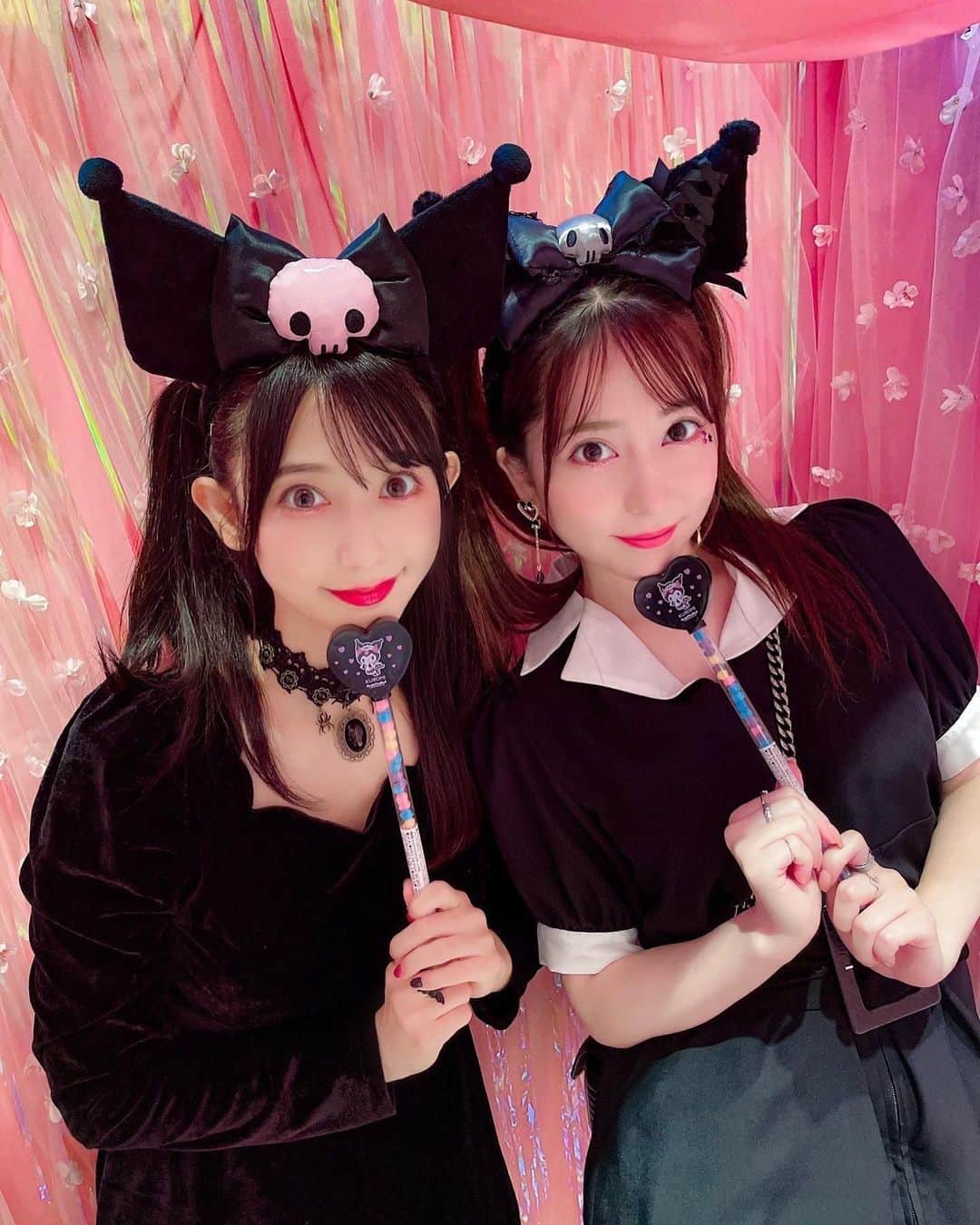 堀尾実咲のインスタグラム：「ピューロで  姉妹ですか？  って聞かれたので  はいっ💖  って言いました👶👶🖤🖤  #sanrio #sanriopuroland #sanriojapan #kuromi #halloween #halloweencostume #サンリオ #サンリオピューロランド #サンリオコーデ #サンリオカチューシャ #クロミコーデ #クロミ #クロミちゃん #地雷 #地雷系女子 #地雷コーデ #ツインテール #ハロウィン #ハロウィンコスプレ #吸血鬼執事カフェ」