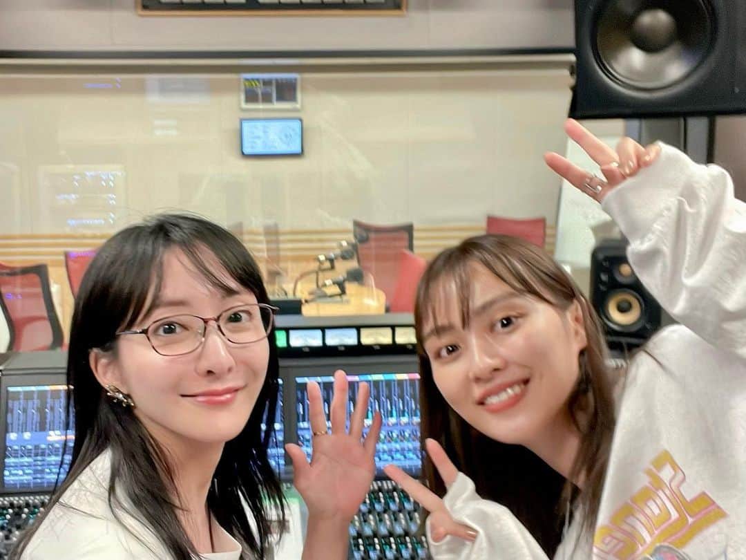 松澤千晶のインスタグラム：「内田理央ちゃんと。  こちらのお写真の方が良いかなと、再掲して良いですか。  だーりおさんの溢れんばかりの躍動感か、変な角度だったりブレていたりして…笑  それでも伝わるこの造形美は神の作画によるもので、素晴らしいですね。  改めて、ラジオ初回生放送お聞きくださった皆様ありがとうございました📻🎶  あっという間の2時間でとにかく楽しくて、早くも次回が待ち遠しいです。  まだの方は是非タイムフリーで👇🏻 https://radiko.jp/share/?sid=QRR&t=20220930210000   文化放送にて毎週金曜日21:00〜23:00。皆様よろしくお願いいたします。  #レコメンF #内田理央」