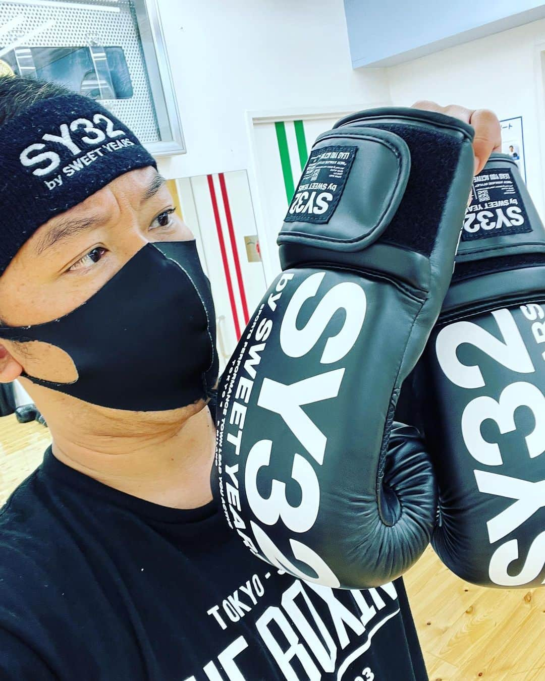 武井ドンゲバビーさんのインスタグラム写真 - (武井ドンゲバビーInstagram)「NEWグローブ🥊  8ozから10ozにした！  しっくりくる。  握りもクッションもいい感じだ✨  #SY32 #sy32bysweetyears  #ボクシング #イマオカボグシングジム」10月3日 15時31分 - takeidongebabee