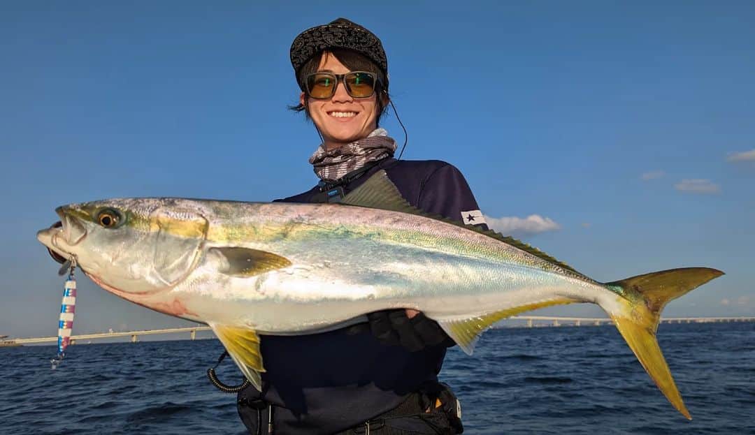 外山将平のインスタグラム：「先日､勝負の夕マズメはワラサ祭り🐟 70有る無しのでっぷりワラサが竿をぶち曲げてくれました🎣　　　　　　　　　　　　　　　　　  ヒットルアーはフォルテンTG40gにブレードチューン。　　　　　　　　　　　　　　　　　  #林遊船 さんありがとうございました🙇‍♂　　　　 美味しく頂きました！！　　　　　　　　　　 　　　　　　　　　　　　　　　　　　　　 #BlueBlue　 #アングラーズマイスター　　　　　　　　　　　　　　　　　 #フォルテンTG　　　　　　　　　　　　　　　 #TOKYO　　　　　　　　　　　　　　　　　　　　　　　　　　 　　　　　　　　　　　　　　　　　　　 　　　　　　　　　　　　　　　　　　　　　　　　　 　　　　　　　　　　　　　　　　　　　　　  ◆釣りにかかわらず､出たゴミは持ち帰りましょう！ 一人一人の意識で自然は守れます。 釣り場､自然を大切に😊　　　　　　　　　　　　　　　　  ◆キャスト時は必ず後方確認をして ルアーや針が歩行者､同行者に当たらないようにしましょう。　　　　 　　　　　　　　　　　　　　　　　　　　　　　　　　　　　　 ◆釣り際はライフジャケット着用をお願い致します。　　　　　　　 命を守りましょう！　　　　　　　　　　　　 　　　　　　　　　　　　　　　　　　  ◆アングラーズ↓🎣 将平(syohei) https://anglers.jp/users/530231 こちらもチェックお願い致します😊　　　　　　　  ◆Twitter↓ https://mobile.twitter.com/syohei_1108 こちらもフォロー宜しくお願い致します！🙇‍♂　　　　　 　　　　　　　　　　　　　　　　　　　　　　　　　 ◆YouTube⇩(始めました！チャンネル登録お願いします😊) https://youtube.com/channel/UC07x3DbJCNv_gAFvAjaWQMQ 　　　　　　　　　　　　　　　　　　　　 　　　　　　　　　　　　　　　　　　　　　　　 　　　　　 　　　　　　　　　　　　　　　　　　　　 　　　　　　　　　　　　　　　　　　　　　　　　　　　　 #今日の外山 #俳優 #外山将平 #fashion #釣り好きな人と繋がりたい #釣りスタグラム #シーバス #東京湾奥 #釣りの成長記録 #釣りで人生を豊かに  #fishing #lurefishing #lure #bass #catchandrelease #fish #fishinglife #bigfish #lunker #angling #instafish #saltlife #bassfishing #seabass #photography」