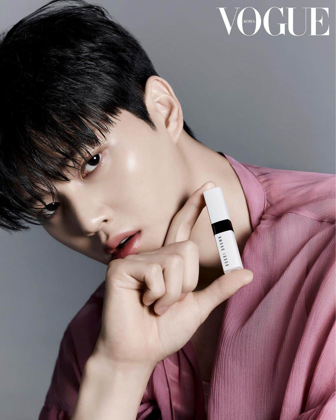 のインスタグラム：「BOBBI BROWN X송강 @voguekorea 와 함께한 뷰티 화보 #광고#세럼쿠션#럭스립스틱#엑스트라립틴트」