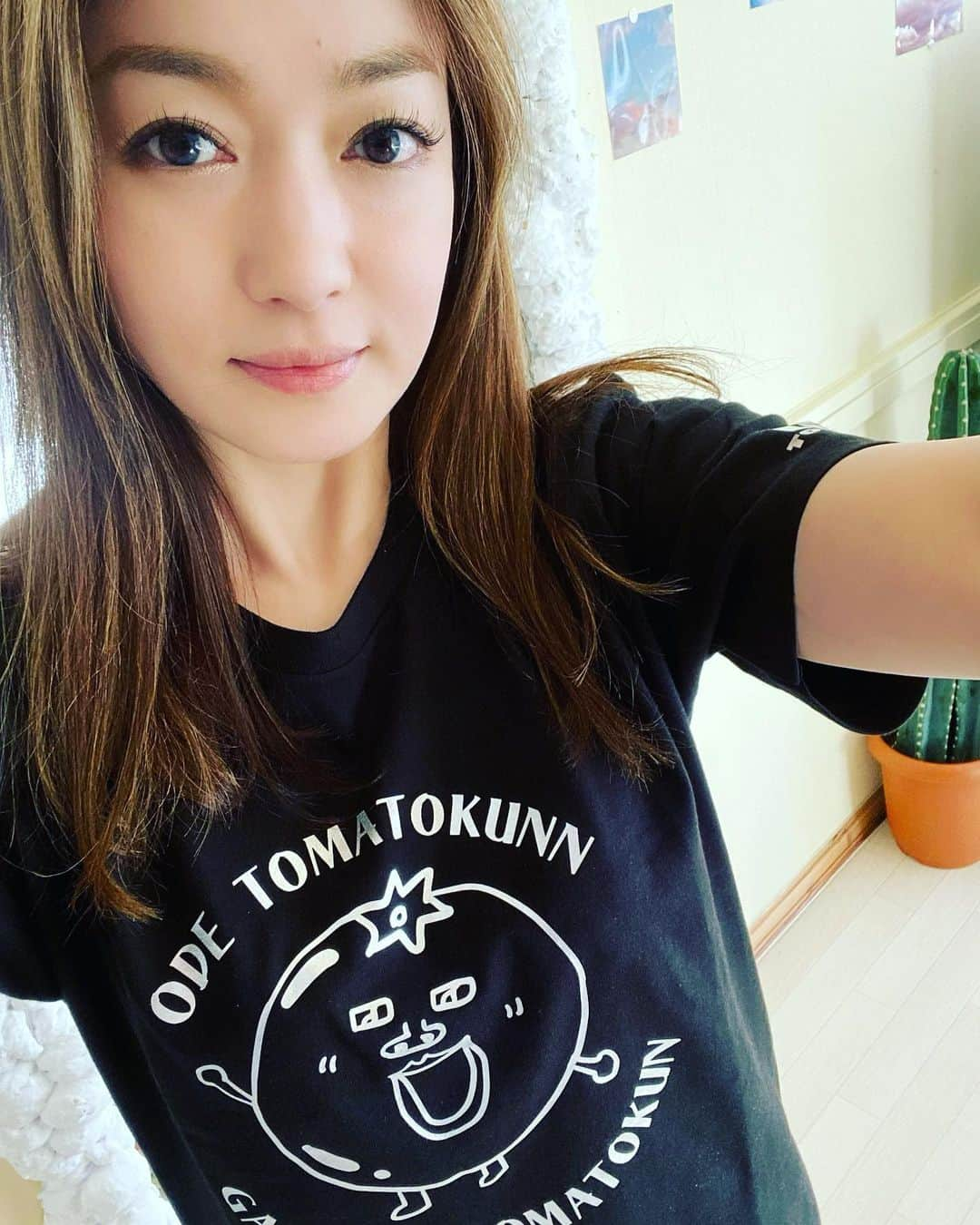 江波りゅうさんのインスタグラム写真 - (江波りゅうInstagram)「トマト🍅Tシャツ頂いた。ありふれたプレゼントより、最高に嬉しい。」10月3日 15時50分 - ryu_emami