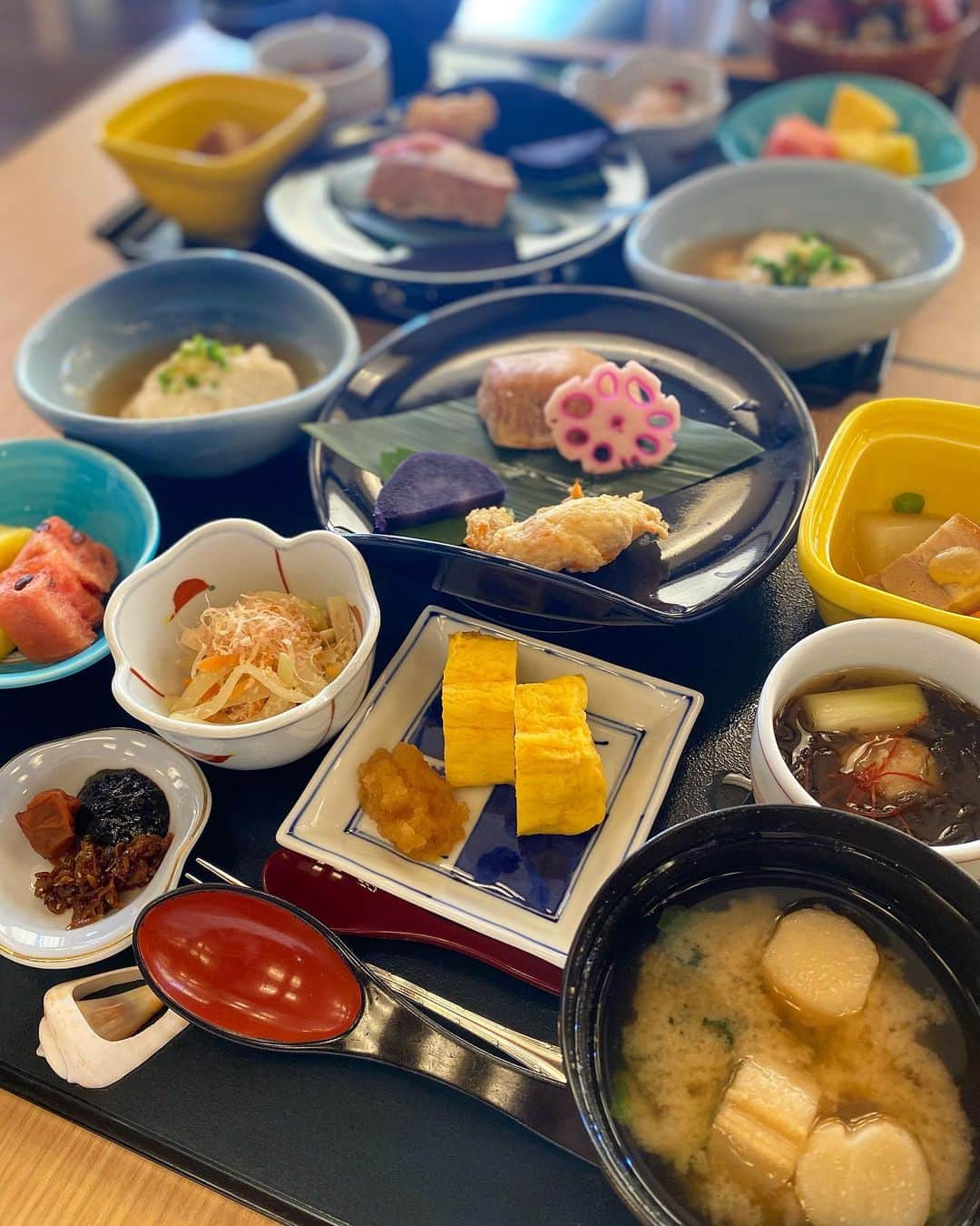 Mai Wakimizuのインスタグラム：「フサキでの朝食ブュッフェは種類豊富で楽しかったけどそろそろゆっくり食べたかったので(笑)、インターコンチでは唯一お膳が出てくる和食に。これが大正解だった＼(^o^)／ご飯は白ごはん、お粥、海鮮丼の3つから選べるシステムも嬉しい♡和食の安心感♡笑 #wakkingourmet#anaintercontinental#石垣島#沖縄」