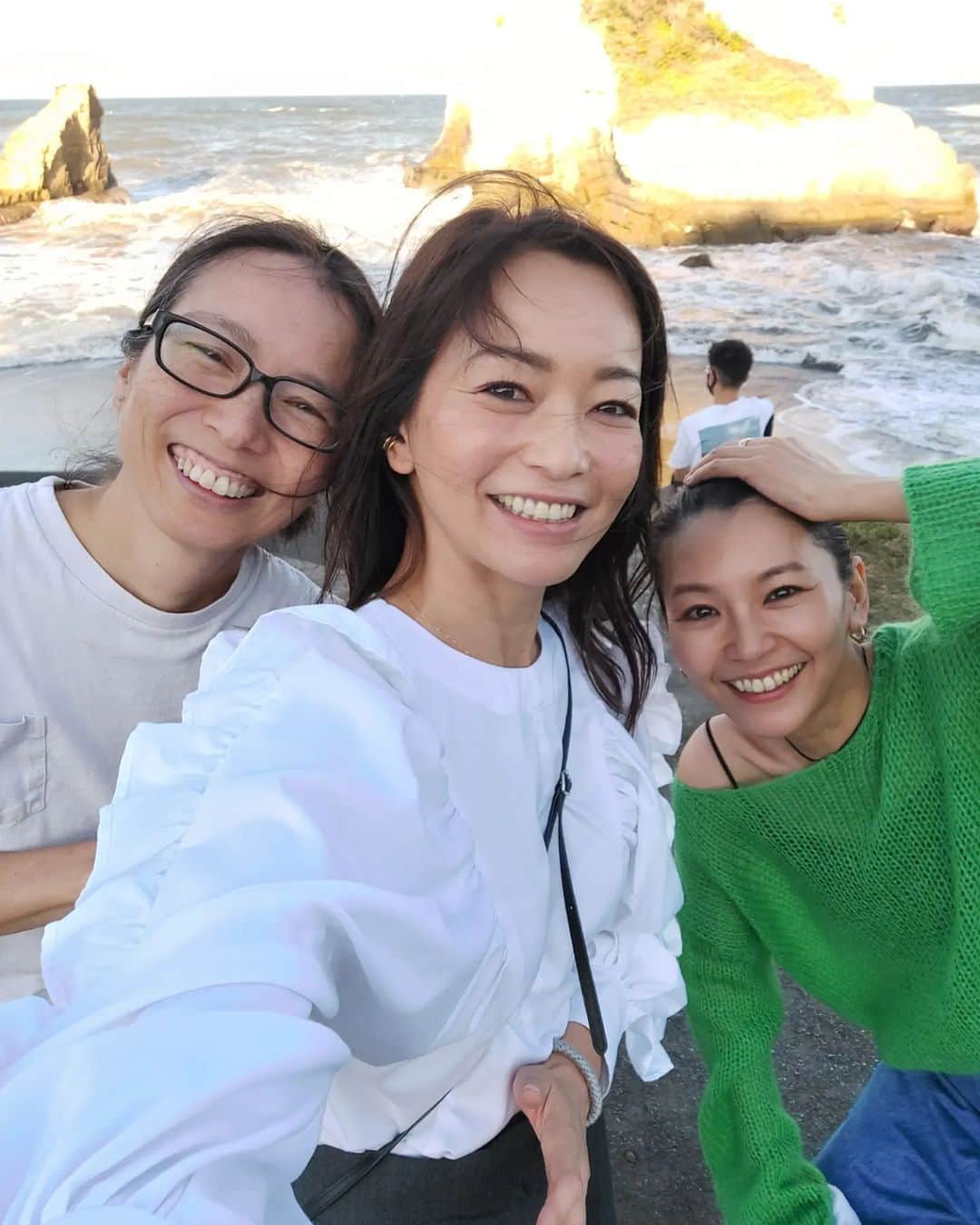 のインスタグラム：「息子は日曜日も学校だったけど…帰ってきて10分で出発🚙💦  行くよー🙌  ナオちゃん親子と九十九里にある上野くんのスタジオへ🌊  @nao_nao310   ヘアメイクのみゆきちゃんにも会えて嬉しい😆  会うとほっとするふたり❤️  みんなで海までお散歩😊  3枚目はバッタを捕まえようとしてる私。  虫みつけたら、すぐ捕まえたくなる🤣  また遊びに行きたい‼️🚙  #スタジオ646 #ドライブ #ママ #ママモデル #モデル #mama  #mamamodel #mamamodel」