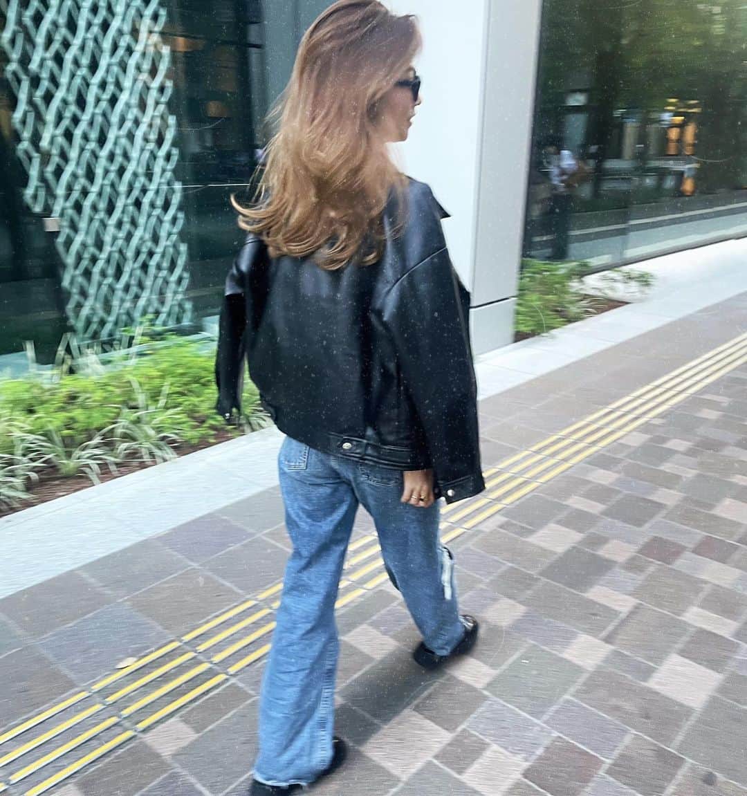 長谷川唯のインスタグラム：「・ ・ いろんな形のJKとデニムほしいな📸 暑すぎない外は良いね🍂☀️  ・ ・ 撮影して、展示会行って充実🤎 ・ ・ #ootd #fashionstyle #fashion #happy #me」