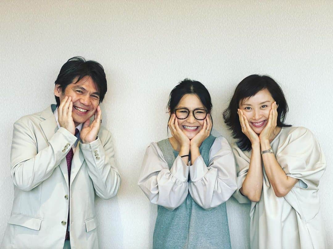 山口もえのインスタグラム：「・  らじるラボ📻無事に放送を終えました。 いゃ〜緊張した！！ ずーっと手に汗をかいてましたもの…笑 それでも3時間20分があっという間に感じたのは リスナーの皆さまからのツイートやメールのおかげです📩 心よりありがとうございました！！  吾妻謙アナウンサーさんとギャル曽根ちゃんと♡ 朝から3人でギャル曽根ちゃんポーズをしました📸笑 お二人にとても助けられました👏 聴き逃した方には聴き逃し配信もやっています👂  #nhk#らじるラボ #吾妻謙 アナウンサーさんと💕 #ギャル曽根 ちゃんと💕 #ラジオのある暮らし #📻 #次回もお便りお待ちしております♪」
