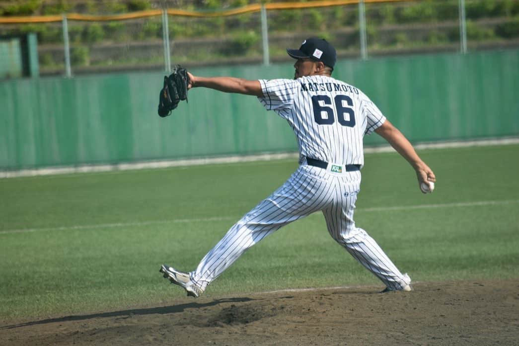 松本直晃のインスタグラム：「先日の9/22の試合をもって2022年シーズンが終了しました！  今シーズン始動した福岡北九州フェニックス！  シーズン順位は2位でしたが、みんなが西岡スキッパーのもと今一度野球の楽しさを思い出したのではないかと思います。  今後の去就につきましては後ほどご報告させてもらいます。  最後に火の国サラマンダーズのみなさん！！ 独立日本一おめでとうございます㊗️🎉  #ヤマエ久野九州アジアリーグ  #福岡北九州フェニックス  #松本直晃#66 #火の国サラマンダーズ」