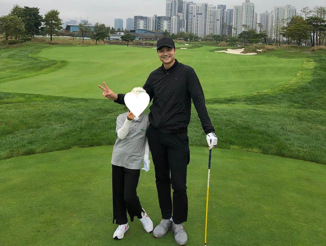 のインスタグラム：「저희 가족에게 작은 행운이 찾아 왔었습니다.   제네시스 오너의 자녀에게 비영리 재단인 퍼스트 티 코리아에서 골프교육을 받을수 있는 기회가 주어졌었는데, 운 좋게 우리 인아가 뽑혀서 11주 동안의 교육을 받을 수 있었네요. 오늘 그 과정의 마지막으로 아빠와 함께 첫 라운딩을 할 수 있었습니다. 정말 너무너무 행복하고 잊지 못할 추억 만들어 주신 제네시스 및 퍼스트 티 코리아 관계자  여러분 진심으로 감사드립니다^^ . #제네시스#퍼스트티코리아#잭니클라우스cc #서도영」