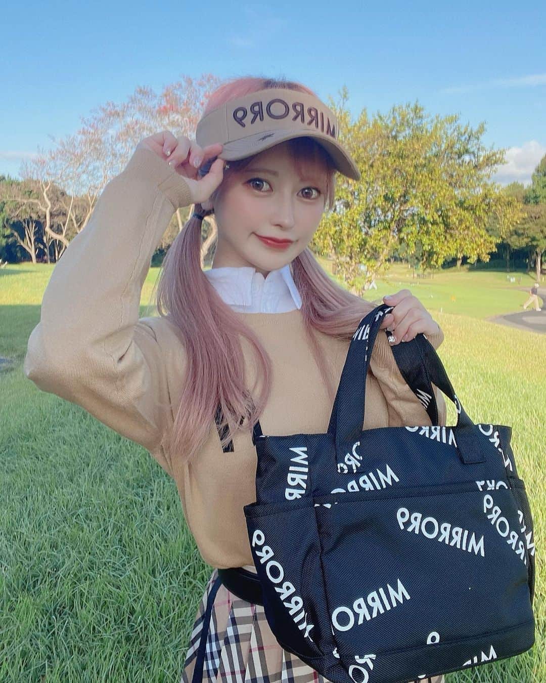 まりなちゃんのインスタグラム：「人生初ゴルフ🏌️‍♀️ ハーフで疲れたけどめちゃくちゃ楽しかったから定期的に行きたい👊 上手くなるぞ〜  手袋、服、帽子、鞄、靴下全て一式↓↓ @mirror9golf  @mirror9official  めっちゃ可愛い💕」