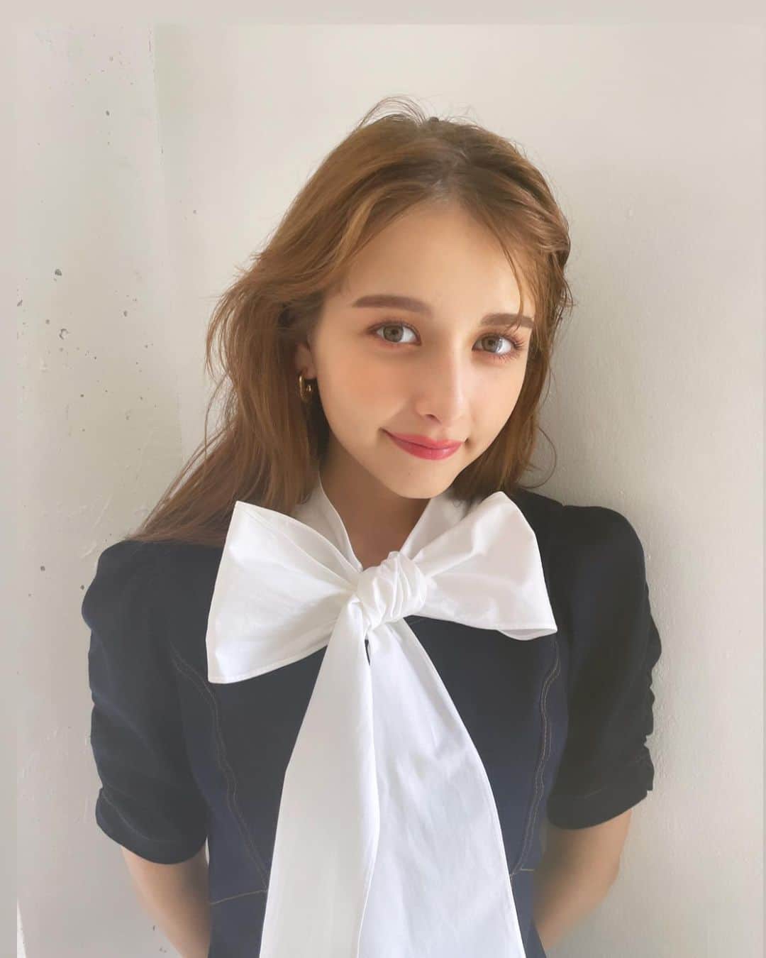 のインスタグラム：「今月号のViViみてくれたかな🤍 今月も沢山莉菜いるから探してねぇぇぇ🥺  これはメイク企画のオフショ！ お気に入りのページ😮‍💨」