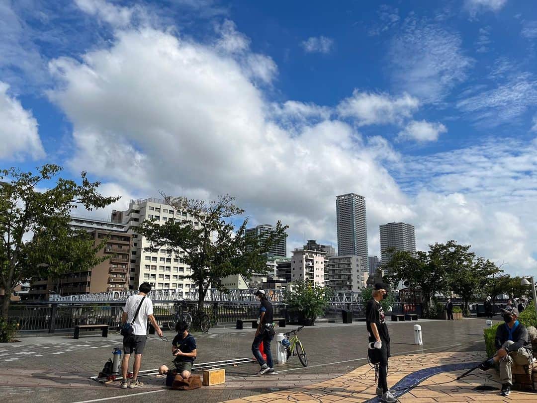 霊媒探偵・城塚翡翠のインスタグラム：「日テレ系 『霊媒探偵・ #城塚翡翠』🔮 10月16日(日)夜10時30分スタート  ＼ある日のロケ風景🎬／  最近少し肌寒くなってきましたが🍁 この日はとても天気が良くて 暑い日でした☀️(スタッフは半袖💦)  ちなみに本日は、緑の多い公園で ロケをしていたのですが🌳 10月とは思えない日差しと暑さでした😅」