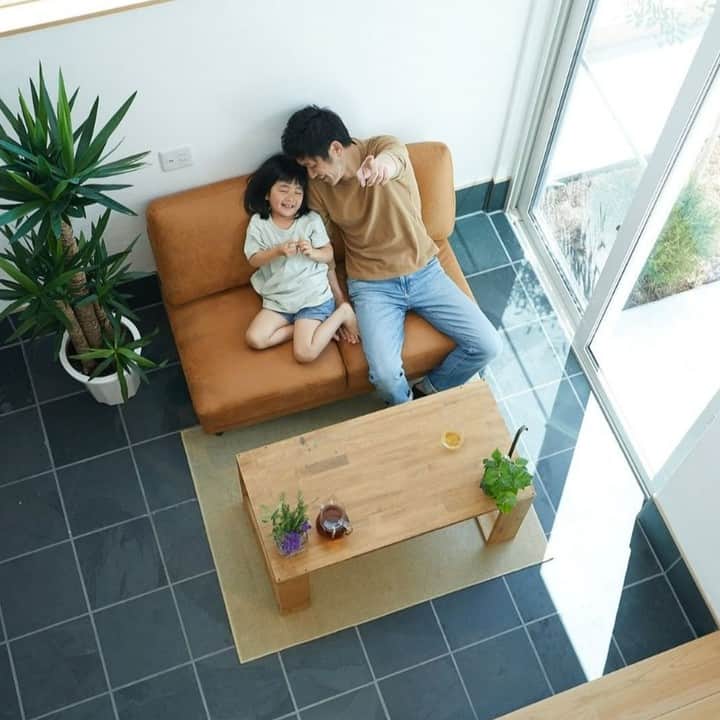 satsumahomeさんのインスタグラム写真 - (satsumahomeInstagram)「大きな窓から柔らかな日差しが差し込む土間のあるお家。 気持ちよさそうなのでソファおいて、この日は土間リビングに。  フレキシブルに楽しめる土間を取り入れてみませんか。 ＿＿＿＿＿＿＿＿＿＿＿＿＿＿＿＿＿＿＿＿＿＿＿＿＿＿ さつまのリフォーム ▷@picnicstudio_osaka さつまの不動産　 ▷@sh.fudousan さつまのLINE ▷@sh.lineinfo  #さつまホーム #無添加住宅 #漆喰  #マイホーム計画中の人と繋がりたい #マイホーム記録 #注文住宅 #家づくり #買ってよかった #施工事例 #いえすたぐらむ #おうち時間を楽しむ #ルームツアー #roomtour #お部屋紹介 #後悔しない家づくり #工務店だからつくれる家 #木に囲まれた暮らし #現し梁のあるリビング ＿＿＿＿＿＿＿＿＿＿＿＿＿＿＿＿＿＿＿＿＿＿＿＿＿」10月3日 18時00分 - satsumahome
