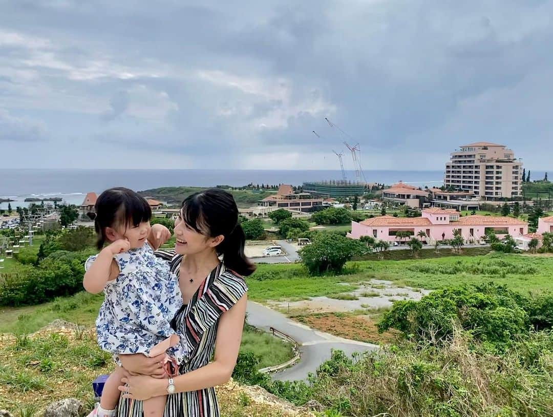 有地佐哉香さんのインスタグラム写真 - (有地佐哉香Instagram)「遅めの夏休みで沖縄へ。 何かと心配事が多かった9月を楽しい旅行で締めくくることができてよかった。健康が一番。  初の宮古島は、のんびりしていて、どこを切り取っても美しく、本当に良いところでした。 毎朝食時シャンパンサービスがあり、それも最高だった！  #夏休み #沖縄 #本島 #宮古島 #宮古島ブルー　 #与那覇前浜ビーチ #シギラミラージュ #ウミガメ #家族旅行」10月3日 18時17分 - arichi_sayaka