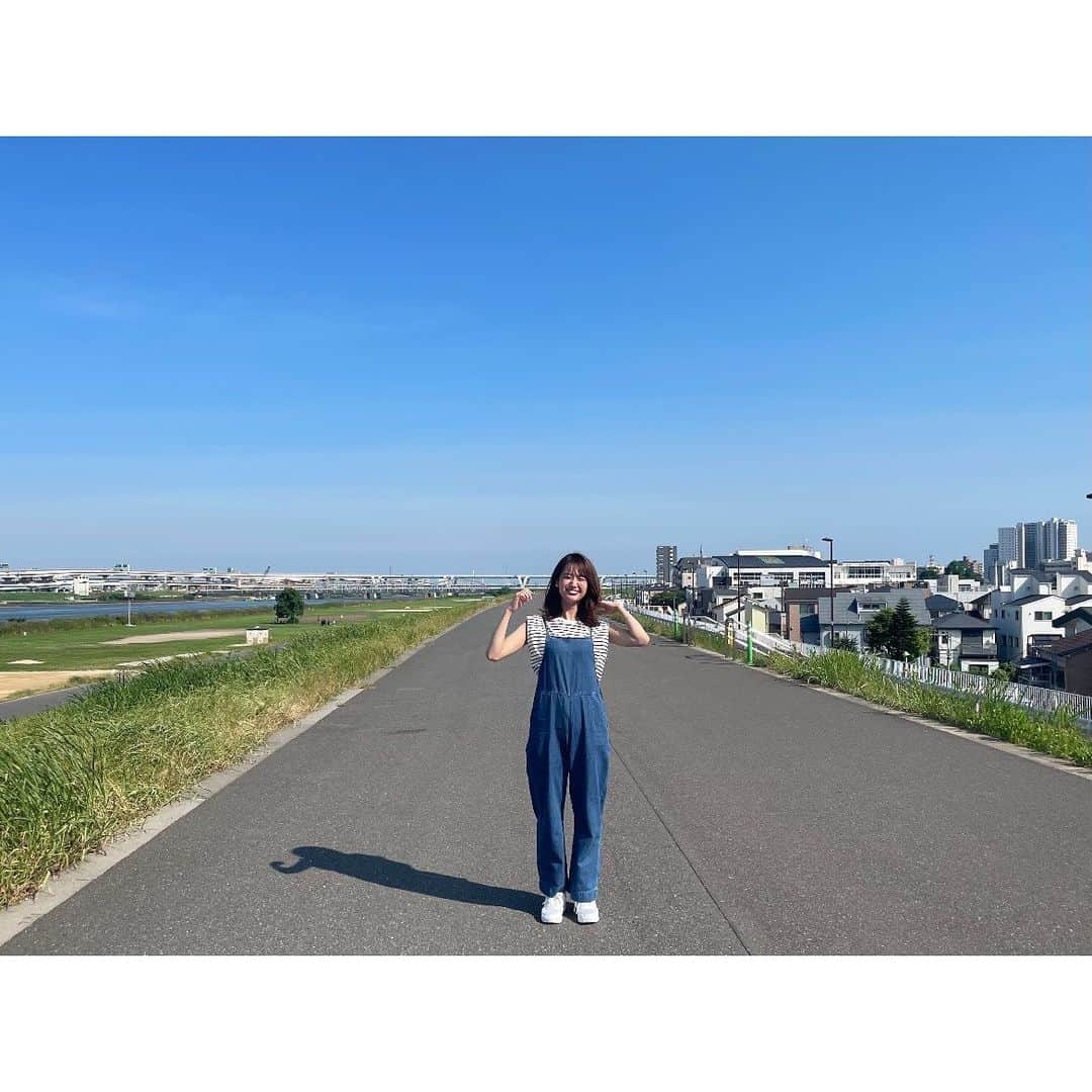 井上清華のインスタグラム：「載せようと思ってタイミングを逃した写真が山ほどあります。  その中の１つ 憧れの荒川の河川敷と 東京下町巡りロケ！ 楽しいこの夏の思い出🌻 ギリギリセーフ！笑  10月からのめざましテレビもよろしくお願い致します☺️🍁  #荒川河川敷  #憧れ #分かる方いますか」