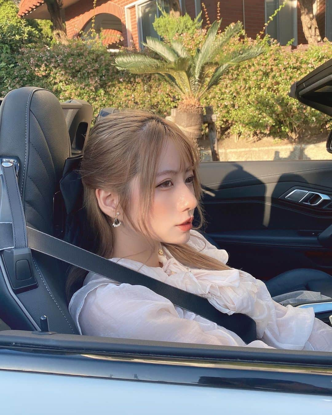 ヴァネッサ・パンさんのインスタグラム写真 - (ヴァネッサ・パンInstagram)「☁️☁️Driving with my roof opening Z4( ˘ω˘ ) ユー乗る？ #bmw #bmwz4 #opencar #driving #久々の休日　#bmwowners」10月3日 18時45分 - kazuminoomi