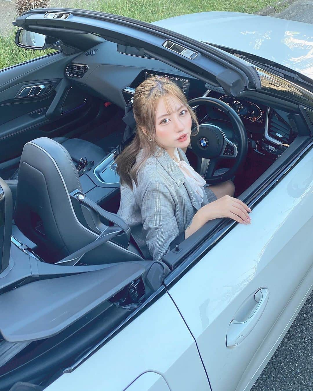 ヴァネッサ・パンさんのインスタグラム写真 - (ヴァネッサ・パンInstagram)「☁️☁️Driving with my roof opening Z4( ˘ω˘ ) ユー乗る？ #bmw #bmwz4 #opencar #driving #久々の休日　#bmwowners」10月3日 18時45分 - kazuminoomi