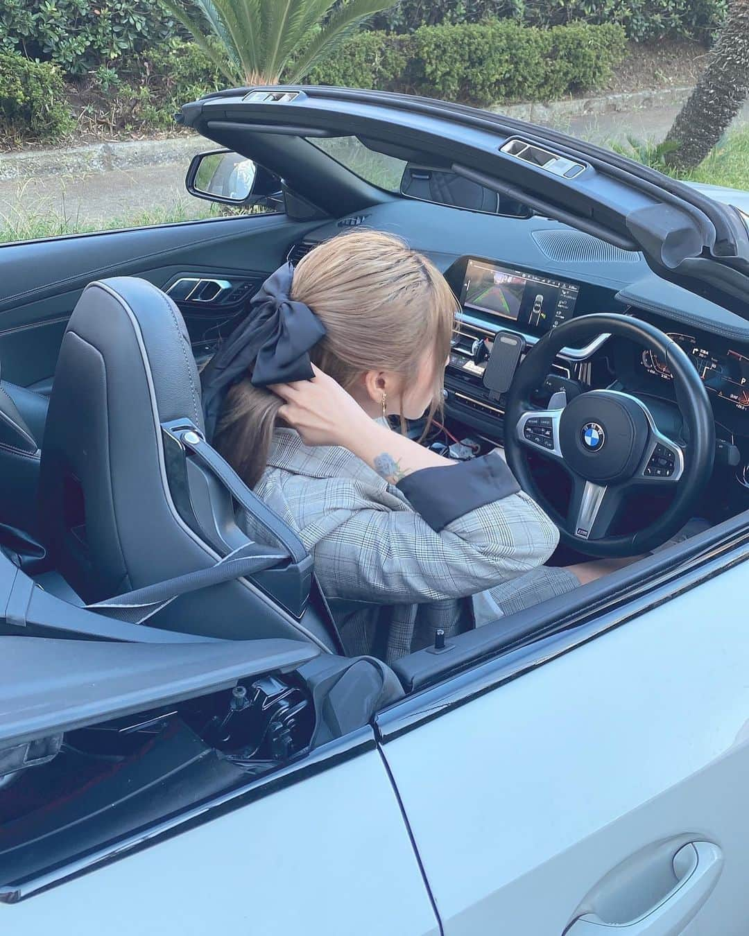 ヴァネッサ・パンさんのインスタグラム写真 - (ヴァネッサ・パンInstagram)「☁️☁️Driving with my roof opening Z4( ˘ω˘ ) ユー乗る？ #bmw #bmwz4 #opencar #driving #久々の休日　#bmwowners」10月3日 18時45分 - kazuminoomi