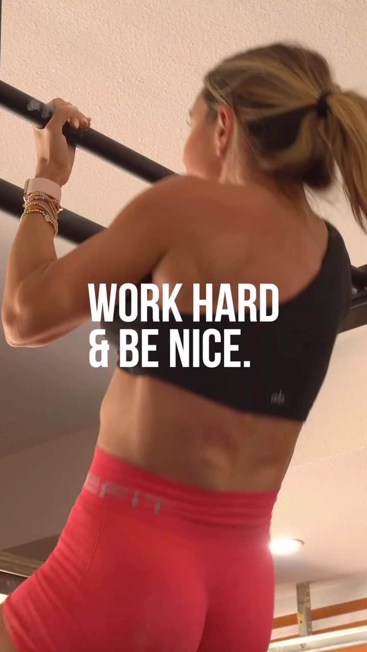 Paige Hathawayのインスタグラム：「#mondaymotivation  COMMENT A👍🏼 BELOW IF YOU THINK I CAN ADD MORE WEIGHT!!   Don’t know what to do in the gym?  Lack motivation?  Hit a plateau? Join my the @phiveapp today!  #workhard #benice #investinyourself #challenge」
