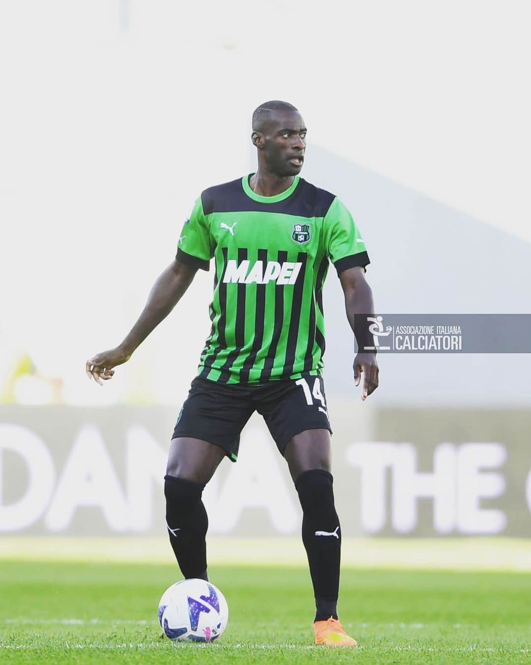 ペドロ・オビアングのインスタグラム：「Y finalmente después de 504 días volvemos de forma oficial a la serie A . La verdad muchas gracias a todos los que estáis siempre apoyándome , a los que me han ayudado durante los periodos más complicados , mi familia obviamente , @sassuolocalcio  y compañeros de equipo que son de lo mejor que me ha tocado .  Continuamos con la lucha y esperemos que sea el principio de mi nueva juventud futbolística . #calcio #seriea #pasion #fé」