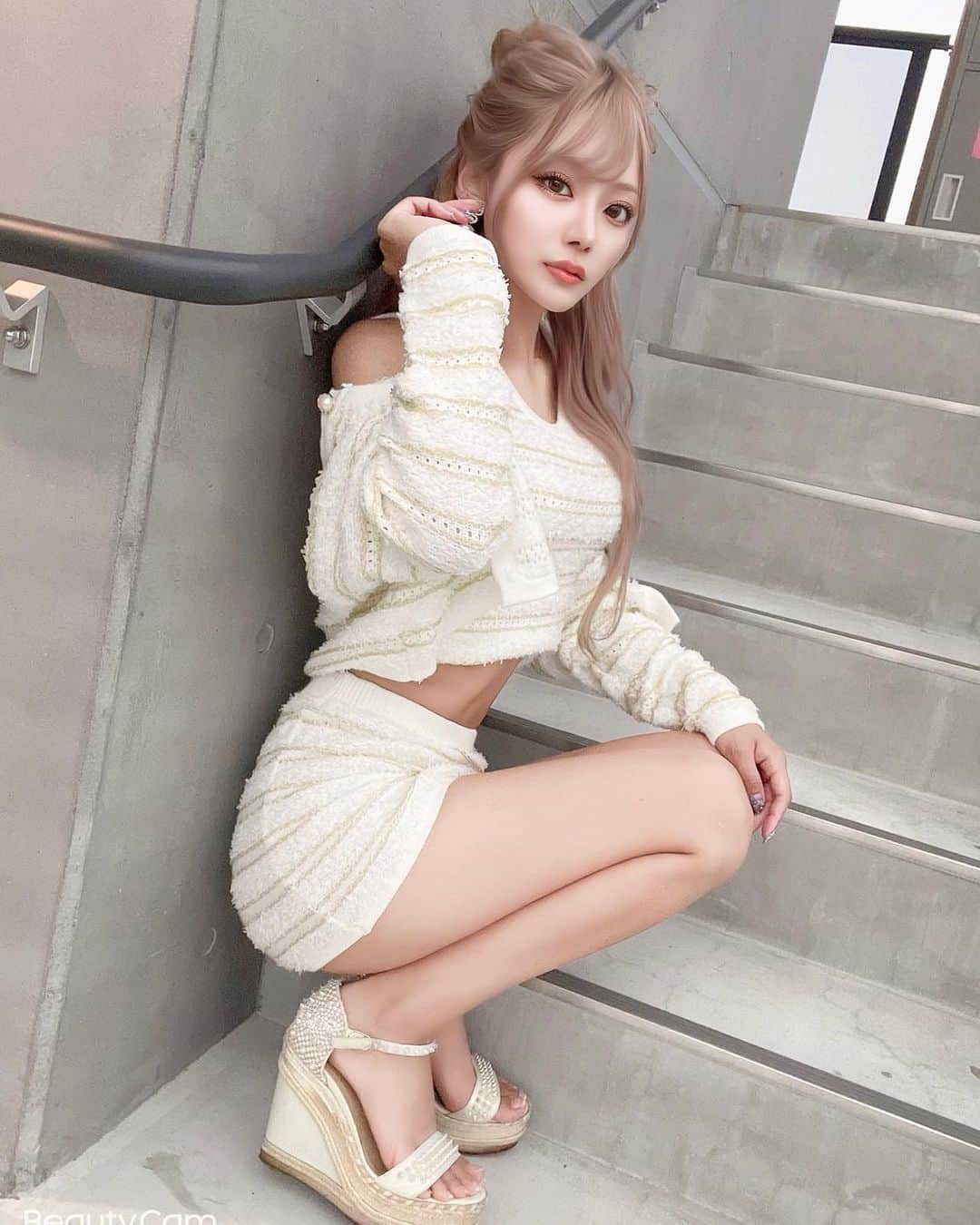 如月れいさんのインスタグラム写真 - (如月れいInstagram)「よくお洋服どこで買ってますか？🛒 て質問来るんだけど…💭  熊本ほんとお店無くって大半通販なのね🥲🤍  このサイトお気に入りだから見てみて👀 @dolly_officialshop   インポート系の服て被りにくいし 素材とかシルエットが変わってるから 着るだけで雰囲気でるからすき🫶  もう一枚ちょーかわいいのGETしたから 後日アップする🦭」10月3日 20時40分 - rei_atelier__