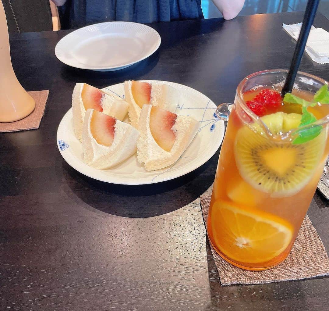 西村歩乃果のインスタグラム：「彼女とcafe フルーツサンド美味しすぎたんだ。  @rio.ohmori  #cafe #フルーツサンド」