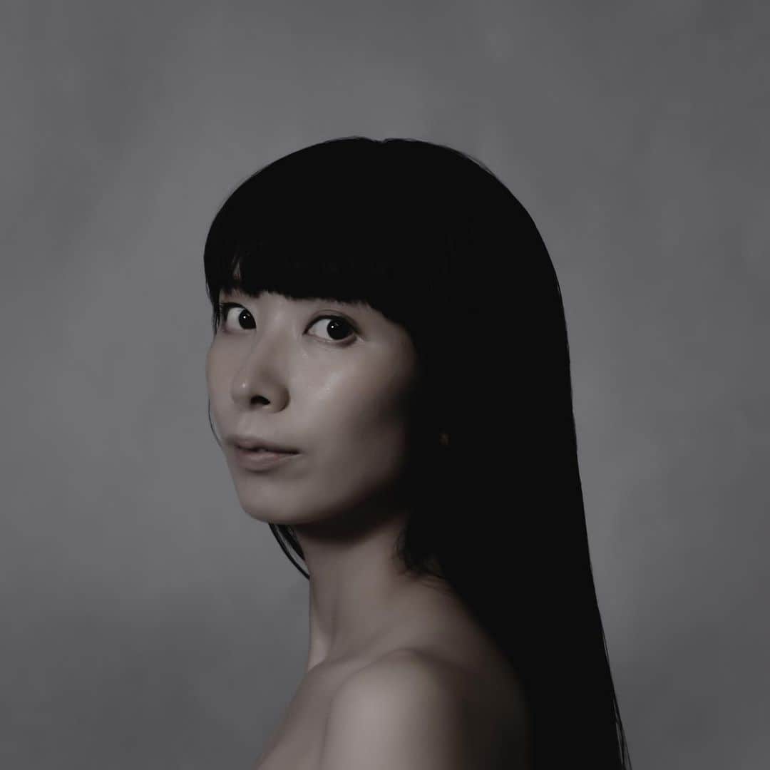 鎌野愛のインスタグラム：「新しいアーティスト写真です。  11/23リリースの鎌野ソロアルバム「HUMAN」の収録曲1曲目、「霧と砂」先行配信されてます。プロフィールのリンクからぜひ○」