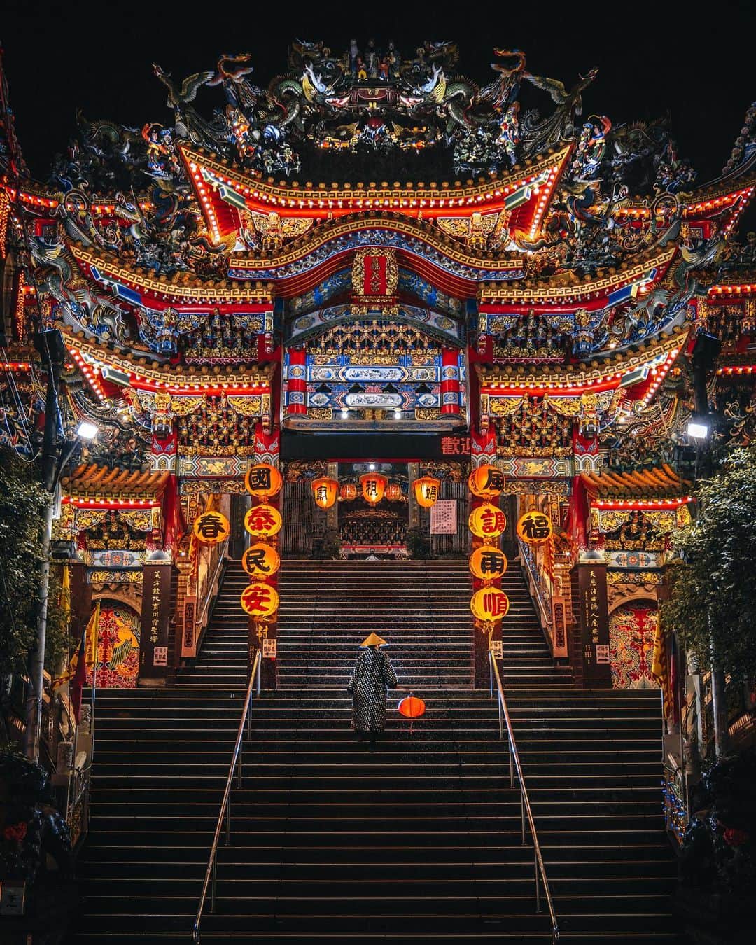 R̸K̸のインスタグラム：「Taiwan night temple pack  ・ ・ ・ ・ #beautifuldestinations #earthfocus #earthbestshots #earthoffcial #earthpix #thegreatplanet #discoverearth #livingonearth #awesome_photographers」