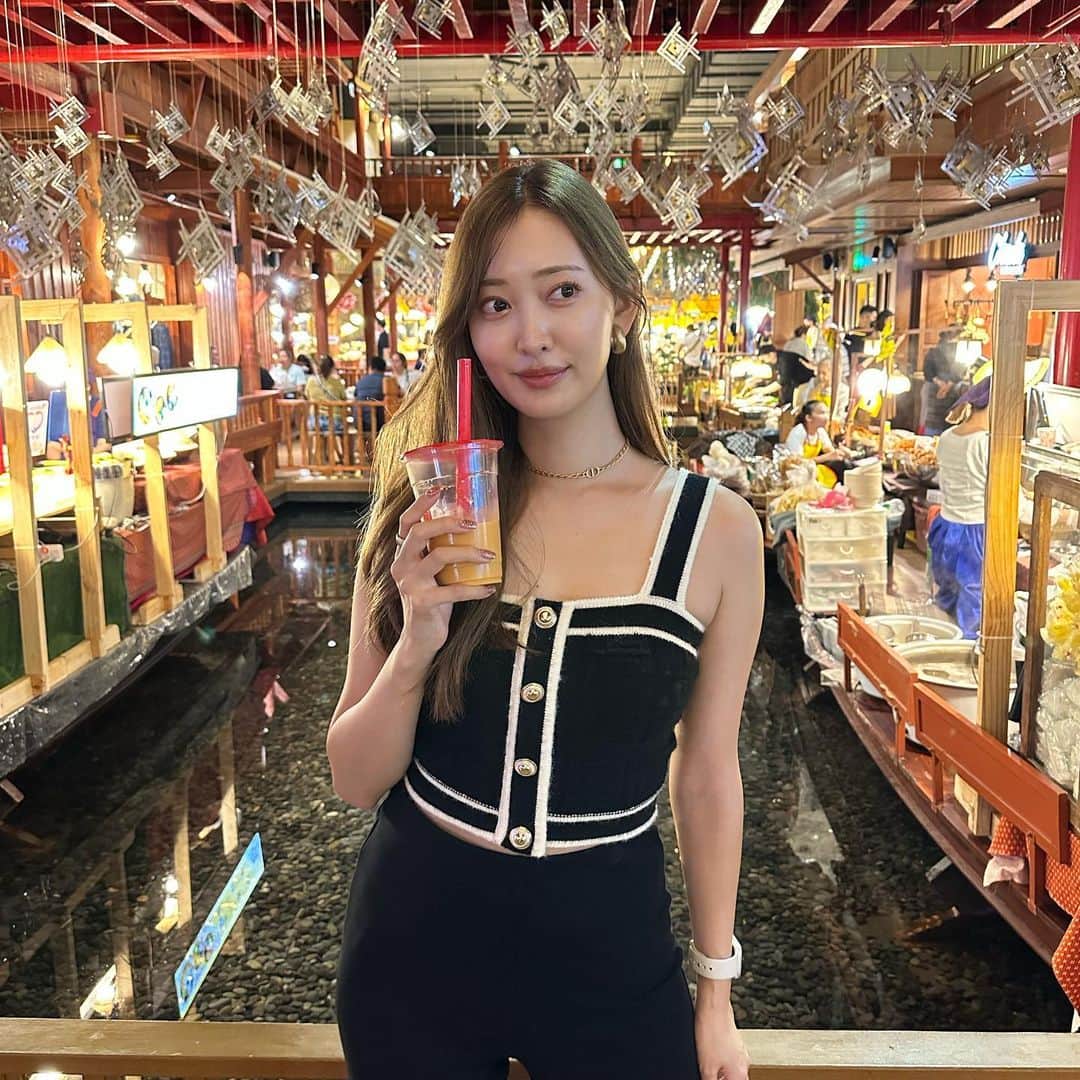 のインスタグラム：「ICON SIAM🇹🇭  バンコクにあるモールみたいな場所！  すさまじく広く大きくて、 見るのに半日以上かかるわ、、、 全然時間足りなかった🥹  ハイブランドからLOFT等日本のショップ、 タイの水上マーケット風なところまで 盛り盛り盛り沢山だった💪  タイティーにタピオカ入れるの 最高に美味しかったです🧋  3枚目は人が来ちゃって ソーリーって言ってるところ。笑  tops @shopcider @shopcider_jp   ciderの15%offになるクーポンコード　【SADAMO_IG】  #thailand#thailand🇹🇭#bangkok#bangkokthailand#タイ#タイ旅行#バンコク#バンコク旅行#iconsiam #ショップサイダー#サイダー#shopcider」