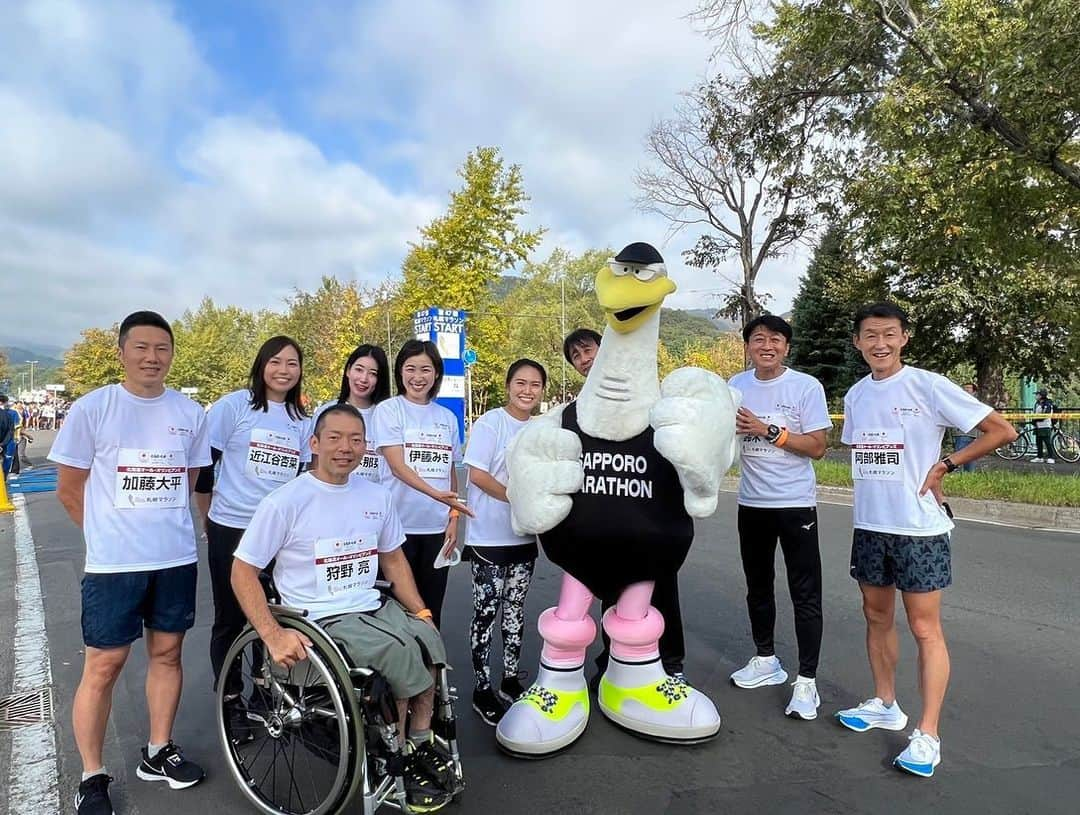 藤本那菜さんのインスタグラム写真 - (藤本那菜Instagram)「第４７回札幌マラソン🏃🏻‍♀️  天気も良く青々とした木々に囲まれ、自然を満喫しながら走ることが出来ました🍃また、今回の特別ゲストとして北海道オールオリンピアンズからは9名のオリパラ選手が参加し、トークショーでは他競技ならではの色々なお話も聞くことができ楽しかったです！  マスコットキャラクターの「カケッコー」くん（ちゃん？）も大会を盛り上げていました✨  ご参加された皆さま、関係者の皆様ありがとうございました！！  #札幌マラソン #北海道オールオリンピアンズ #トークショー #夏日のような快晴☀️」10月3日 21時42分 - nanafujimoto33