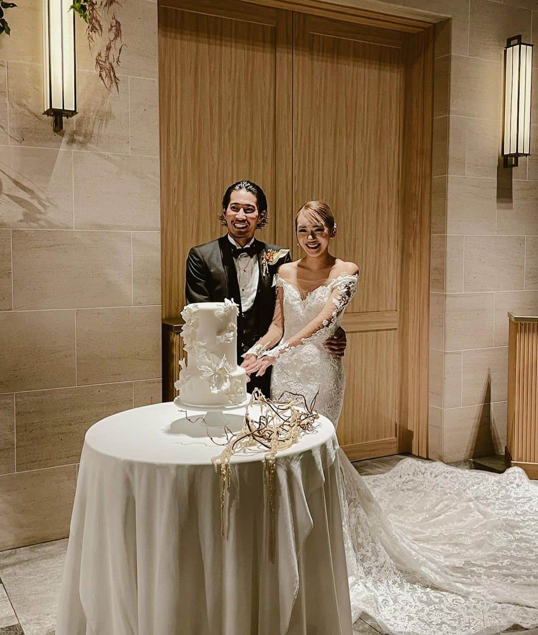 佐々木彩乃のインスタグラム：「2022.10.2結婚式を挙げました🤍 あっという間の１日で沢山の幸せを貰いました。 チャペルの扉があいて皆の顔が見えた時の感動と嬉しさは忘れません。」