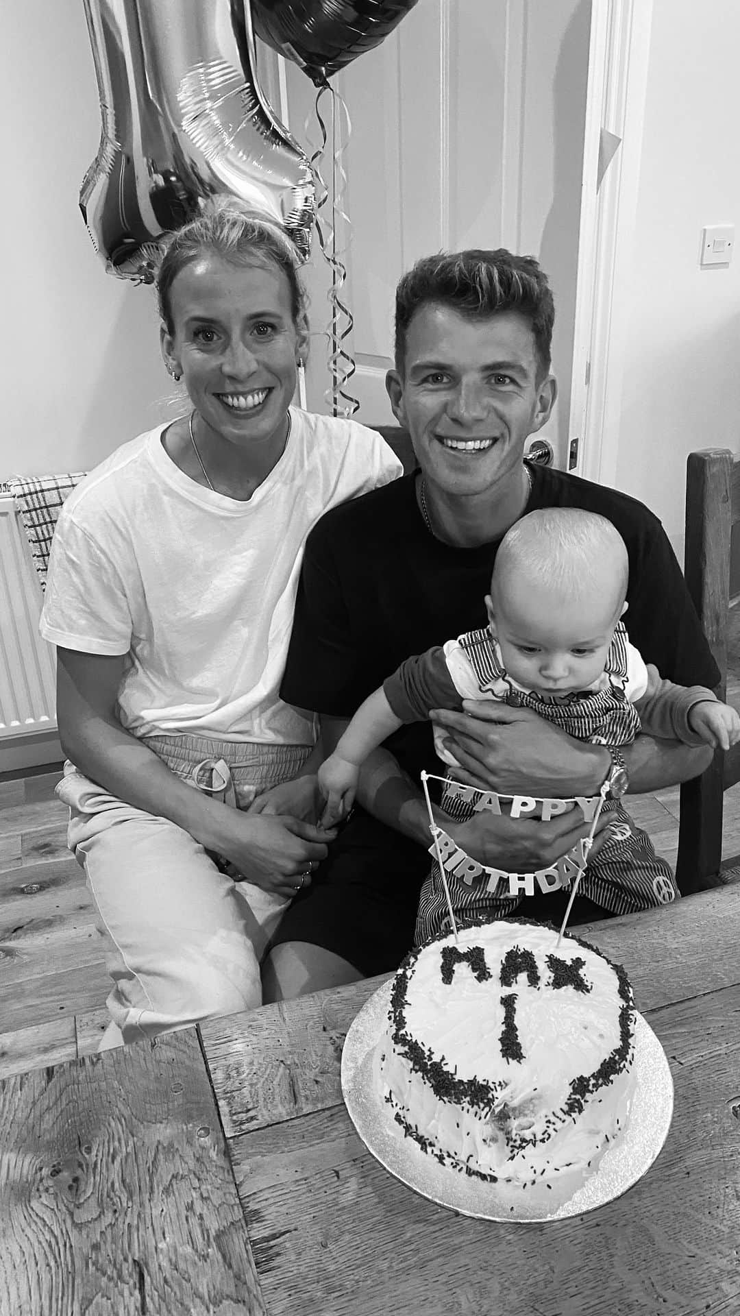 リンジー・シャープのインスタグラム：「Happy 1st birthday Super Max 💙 @andybutchart」