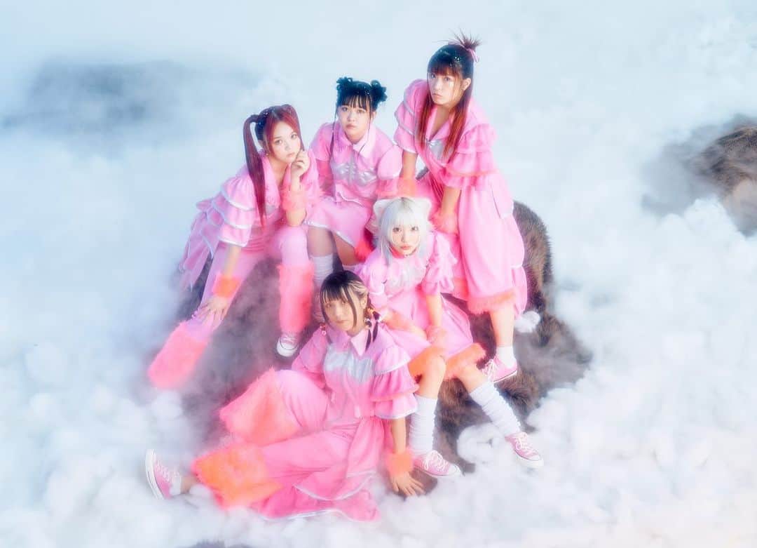 ゆずきのインスタグラム：「. 【衣装製作】 #PIGGS new visual🐷  いただいたデザインを元にパタメと縫製しました🪡 めっちゃピンクでひらひらでかわいい〜！ 今回も楽しく製作させていただきました🫶🏻」