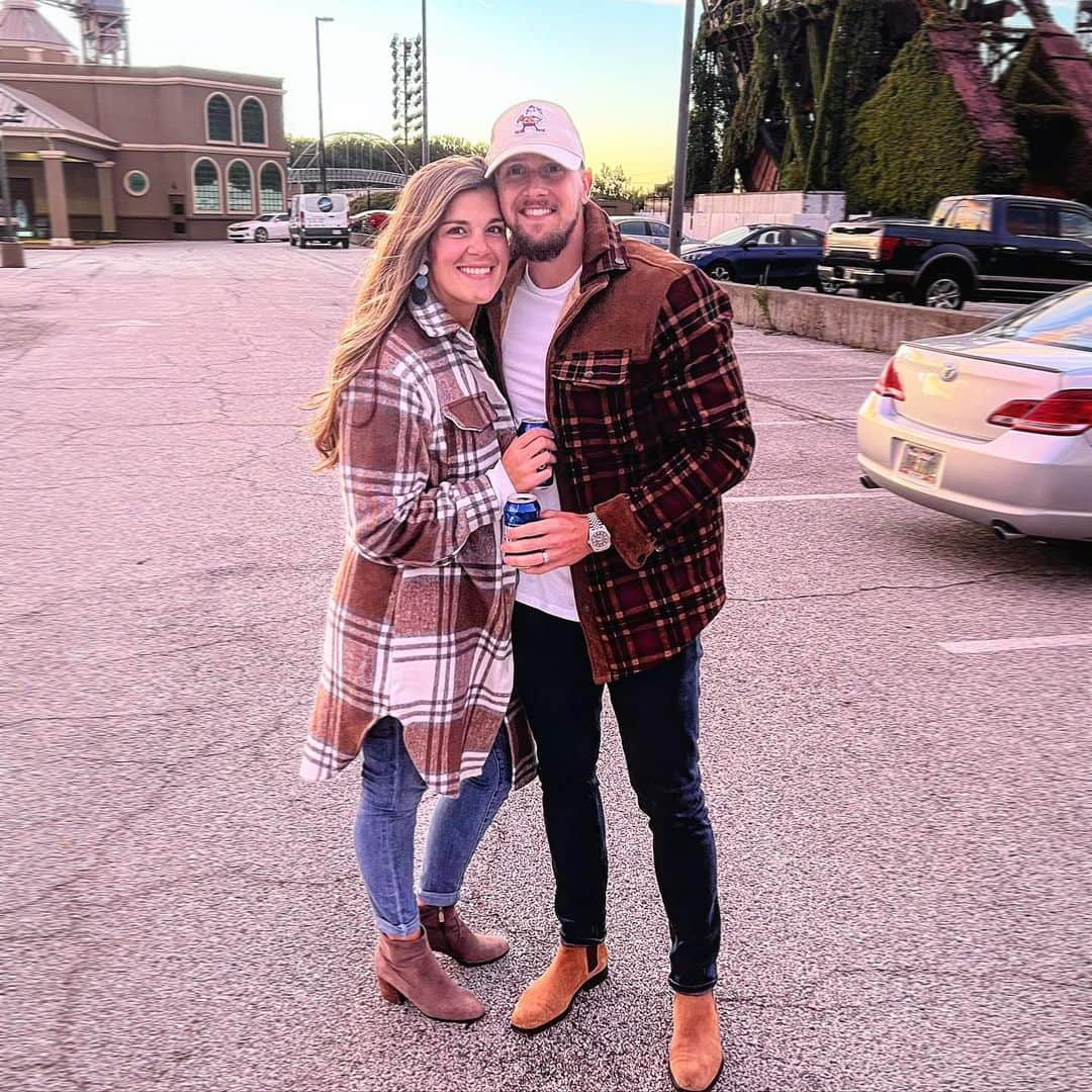 ライアン・ルアさんのインスタグラム写真 - (ライアン・ルアInstagram)「Fall weather ✔️🍂🍃 Dustin Lynch ✔️🎸🎤 Friday Night ✔️🤠 Cleveland ✔️🏟 @courtney_rua ✔️🫶🏼🖤」10月3日 22時09分 - ryan_rua