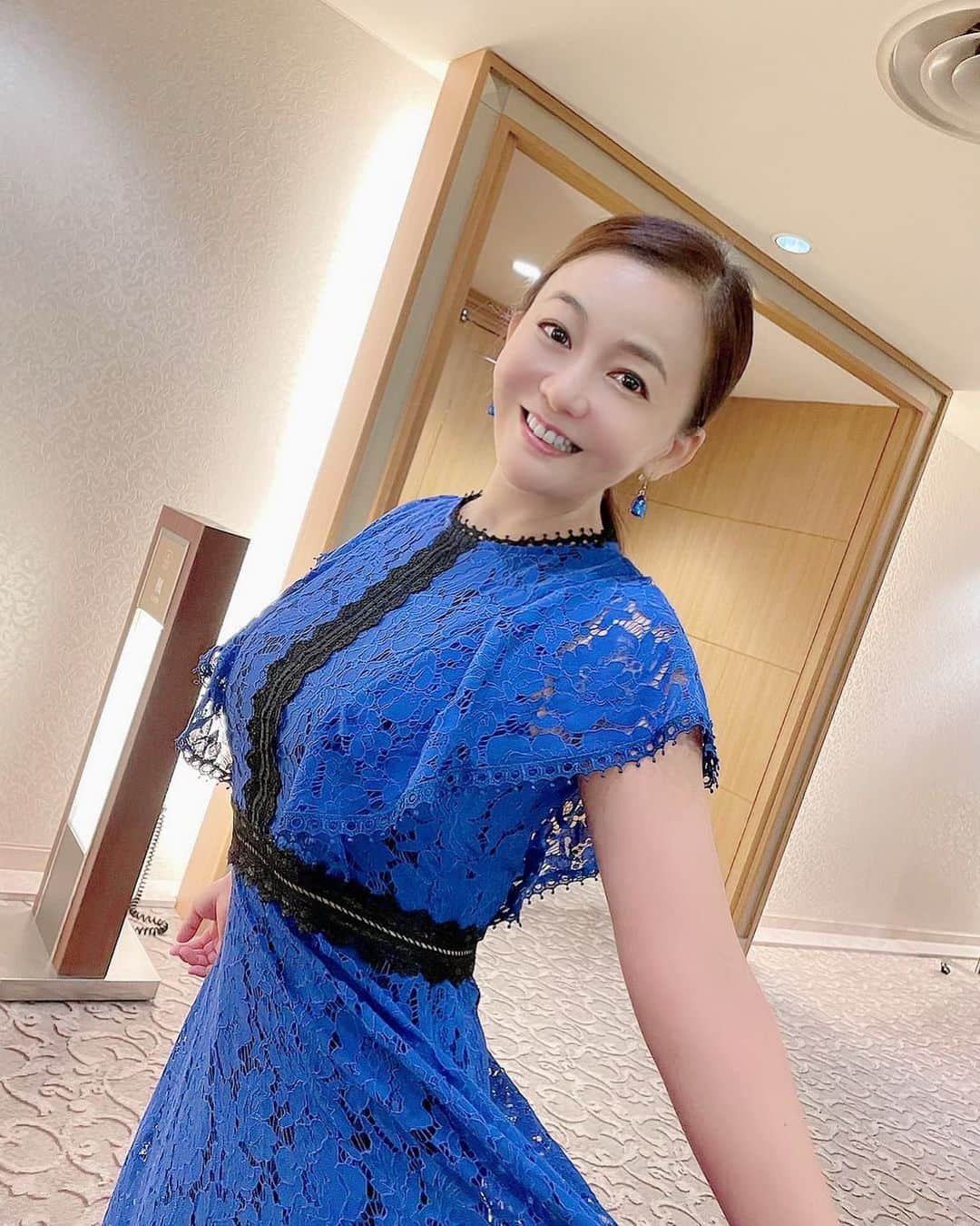 華原朋美のインスタグラム：「今日のステージ💓とても楽しかったです  オズオズのヘアメイクもとても可愛くて💓  ブルーのお衣装もとても可愛くて💓  歌を歌ってる自分がやっぱり1番好き💓  10月8日のコンサートで私が作詞作曲しました新曲を歌わせて頂きます💓  楽しみにしててください💓  #華原朋美　#新曲　#初めての作詞作曲　#歌ってる自分がやっぱり1番好き」