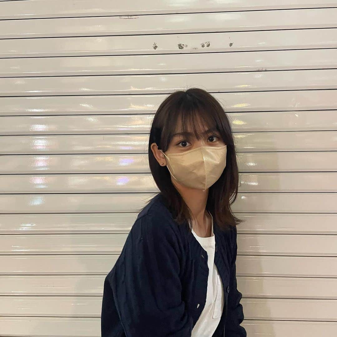 安村真奈のインスタグラム：「弟が撮ってくれた🫶🏻🫶🏻🫶🏻  #安村真奈 #カーディガンコーデ #カーディガン #ミディアムヘア」