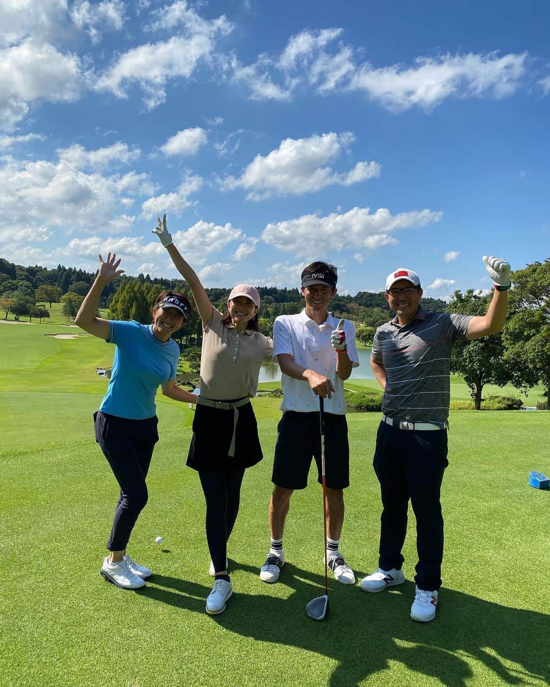 のインスタグラム：「楽しかったなぁ〜⛳️🏌️‍♀️ ずっと楽しみにしてた杉山家とのゴルフはお天気も最高で笑いっぱなしでした🤭🤣🙏 走teacherがうますぎて愛さんの惚れてまうやろ〜と思わず叫びたくなる気持ちに激しく同感でした😂👏👏👏笑笑 そんな仲良し夫婦のおふたりからなんと10周年の記念にアイシングクッキーまで😂 趣味の釣りとゴルフが描かれていて、なんて可愛いのぉ〜😍❤️ もったいなくて食べれない笑😂😂😂  @aisugiyamaofficial さん @so_channel_75 さんは夫婦の姿ってこうあるべきって示してくれる理想のお二人でいつも幸せを頂いてます🥰  本当にありがとうございました🙇‍♀️🙋‍♀️🙏  #ゴルフ #大好きなお二人と #楽しかった #ゴルフ好き夫婦 #共通の趣味があるっていいね」